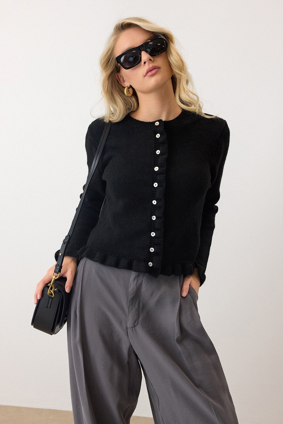 Siyah Eteği Ve Kolları Fırfırlı Düğme Kapamalı Bisiklet Yaka Triko Hırka