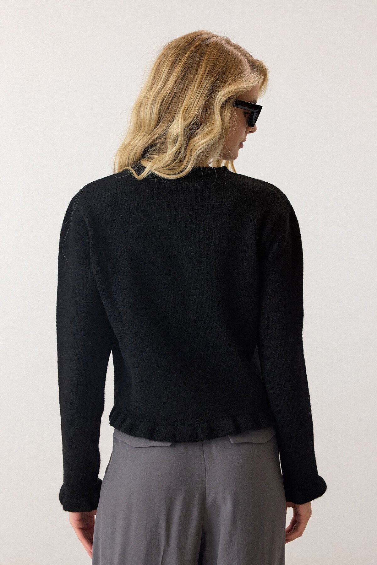 Siyah Eteği Ve Kolları Fırfırlı Düğme Kapamalı Bisiklet Yaka Triko Hırka