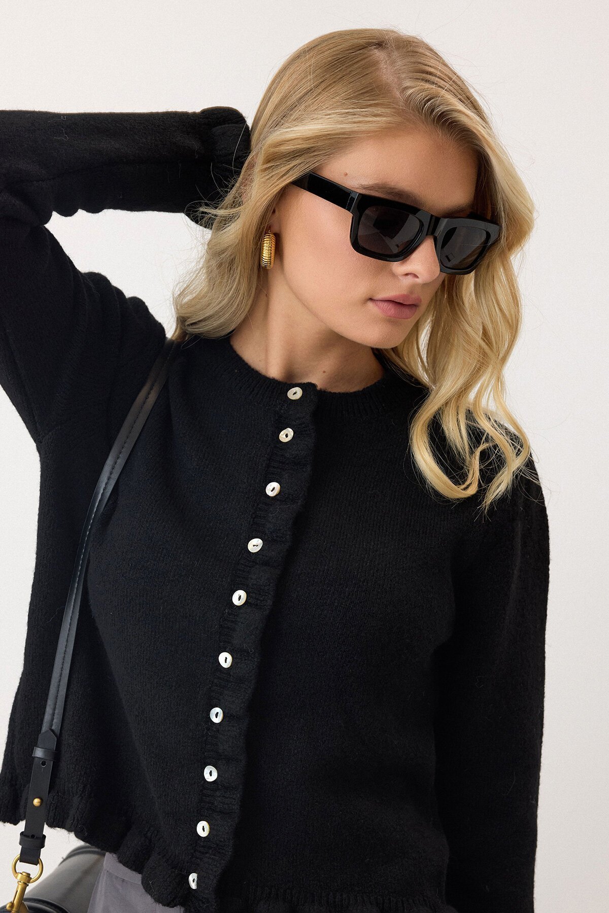 Siyah Eteği Ve Kolları Fırfırlı Düğme Kapamalı Bisiklet Yaka Triko Hırka