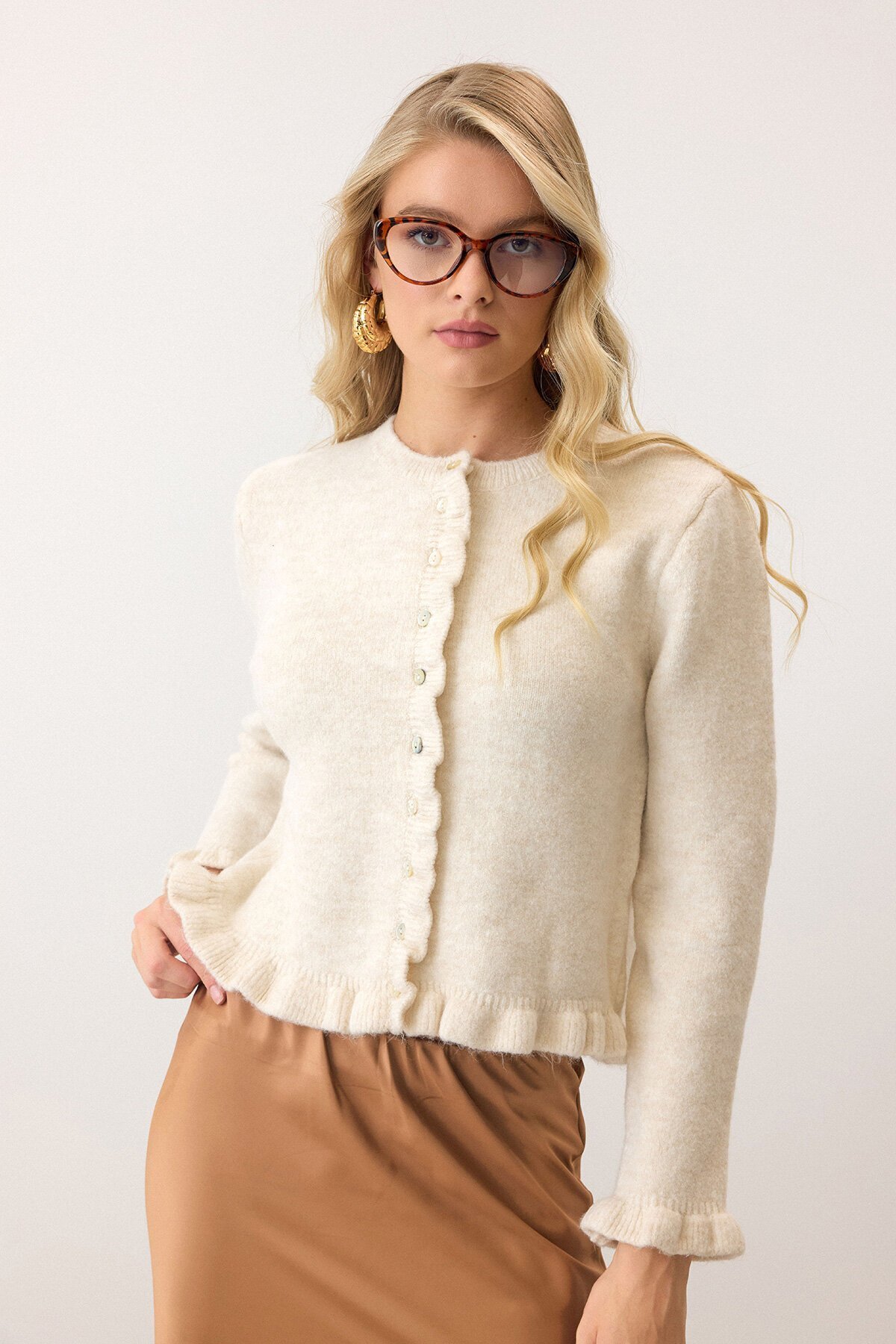 Krem Eteği ve Kolları Fırfırlı Düğme Kapamalı Bisiklet Yaka Triko Hırka