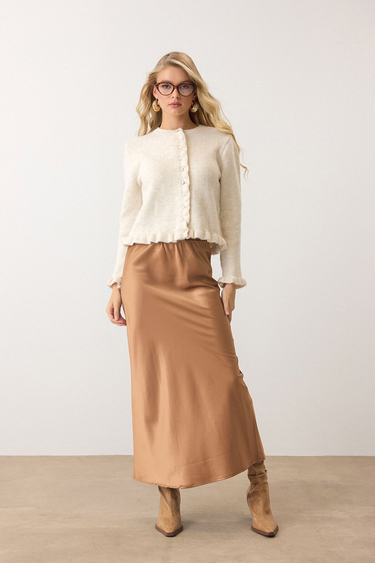 Krem Eteği ve Kolları Fırfırlı Düğme Kapamalı Bisiklet Yaka Triko Hırka