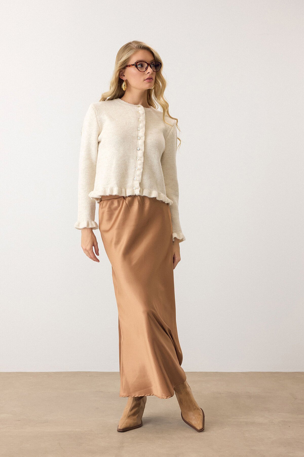 Krem Eteği ve Kolları Fırfırlı Düğme Kapamalı Bisiklet Yaka Triko Hırka