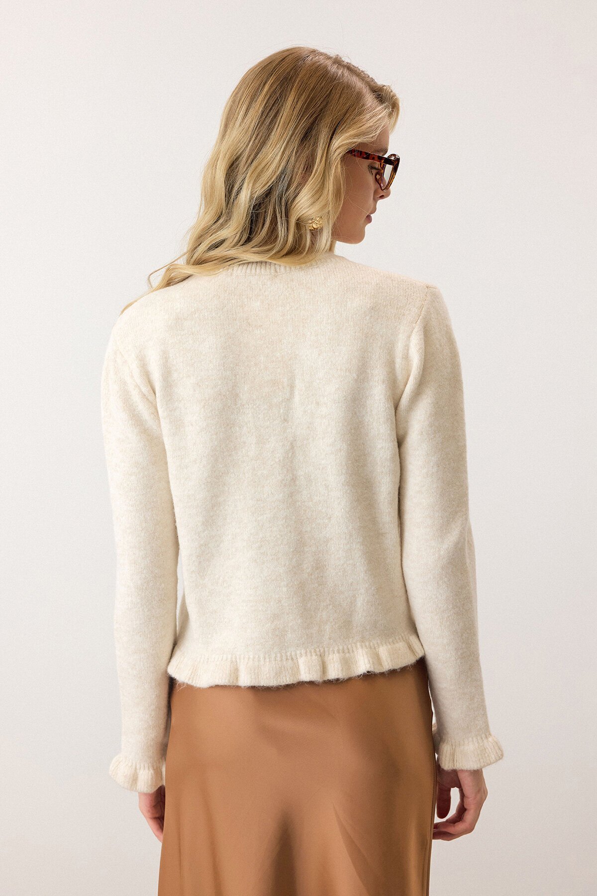 Krem Eteği ve Kolları Fırfırlı Düğme Kapamalı Bisiklet Yaka Triko Hırka