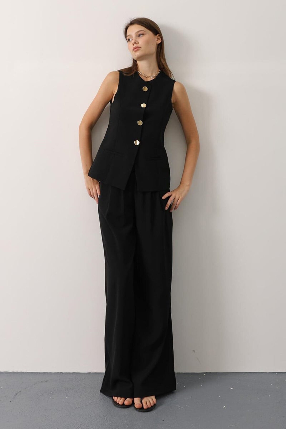 Gold Düğme Detaylı Yelek Ve Pileli Palazzo Pantolon Takım