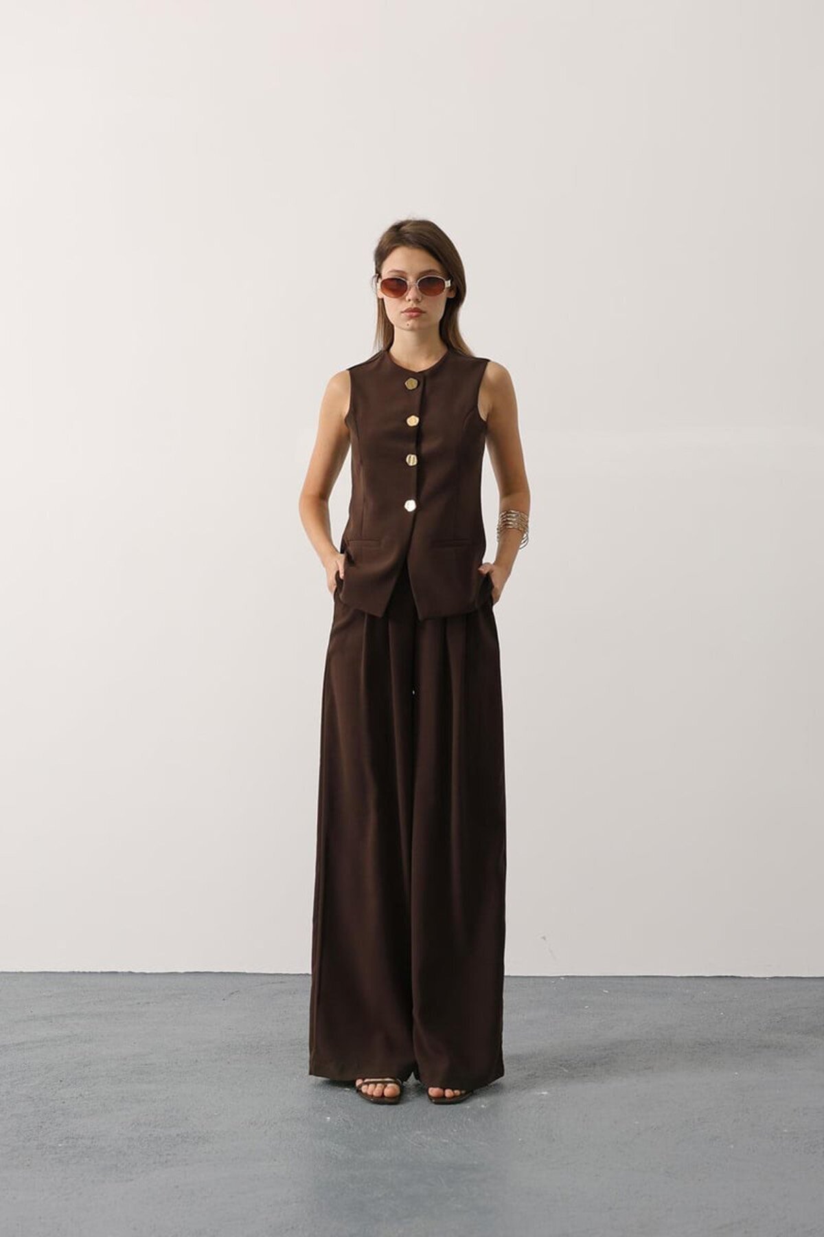 Gold Düğme Detaylı Yelek Ve Pileli Palazzo Pantolon Takım