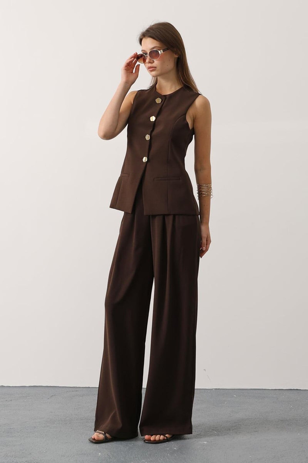 Gold Düğme Detaylı Yelek Ve Pileli Palazzo Pantolon Takım