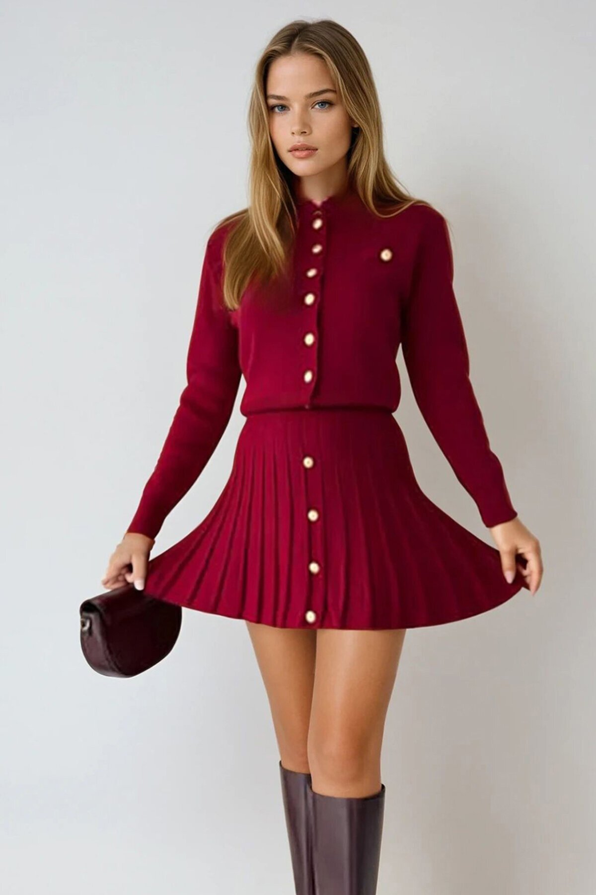 Gold Düğme Detaylı Yuvarlak Yaka Triko Bluz Ve Pileli Mini Etek Takım