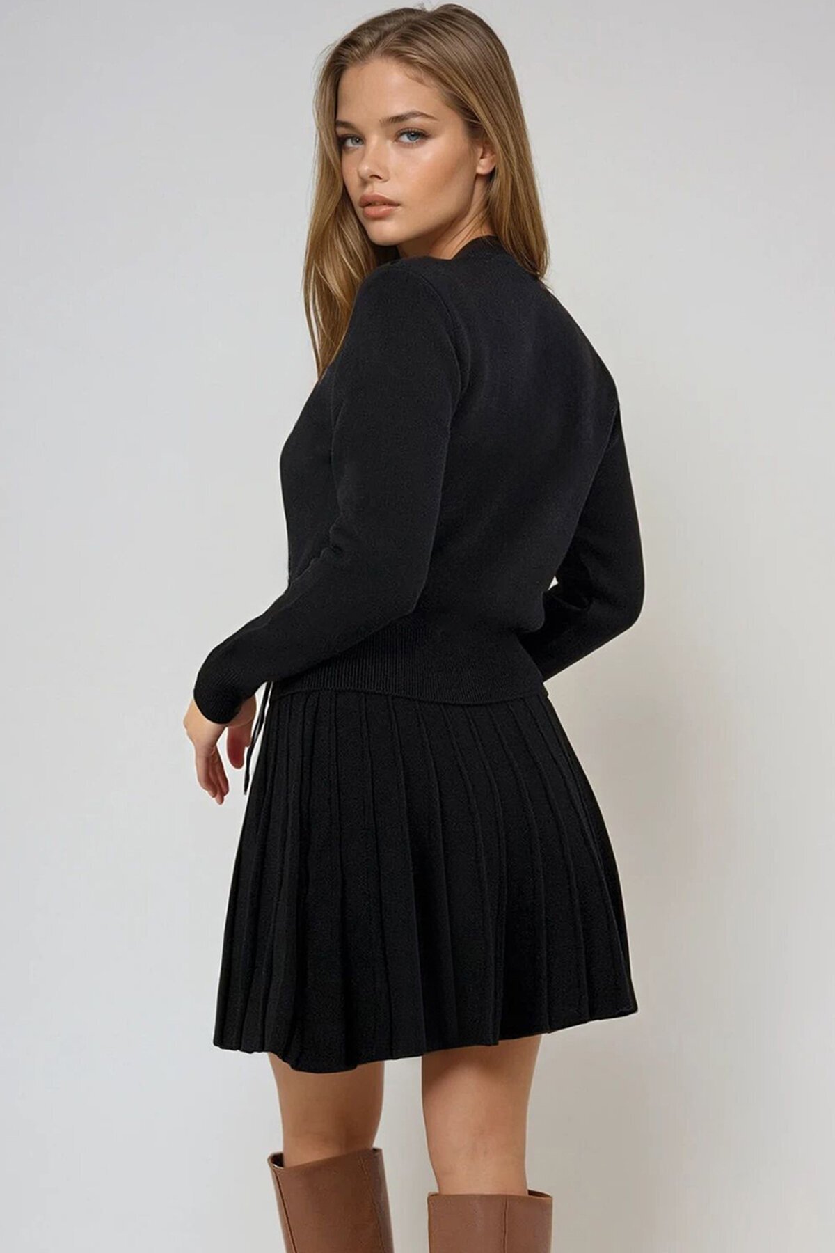 Gold Düğme Detaylı Yuvarlak Yaka Triko Bluz ve Pileli Mini Etek Takım