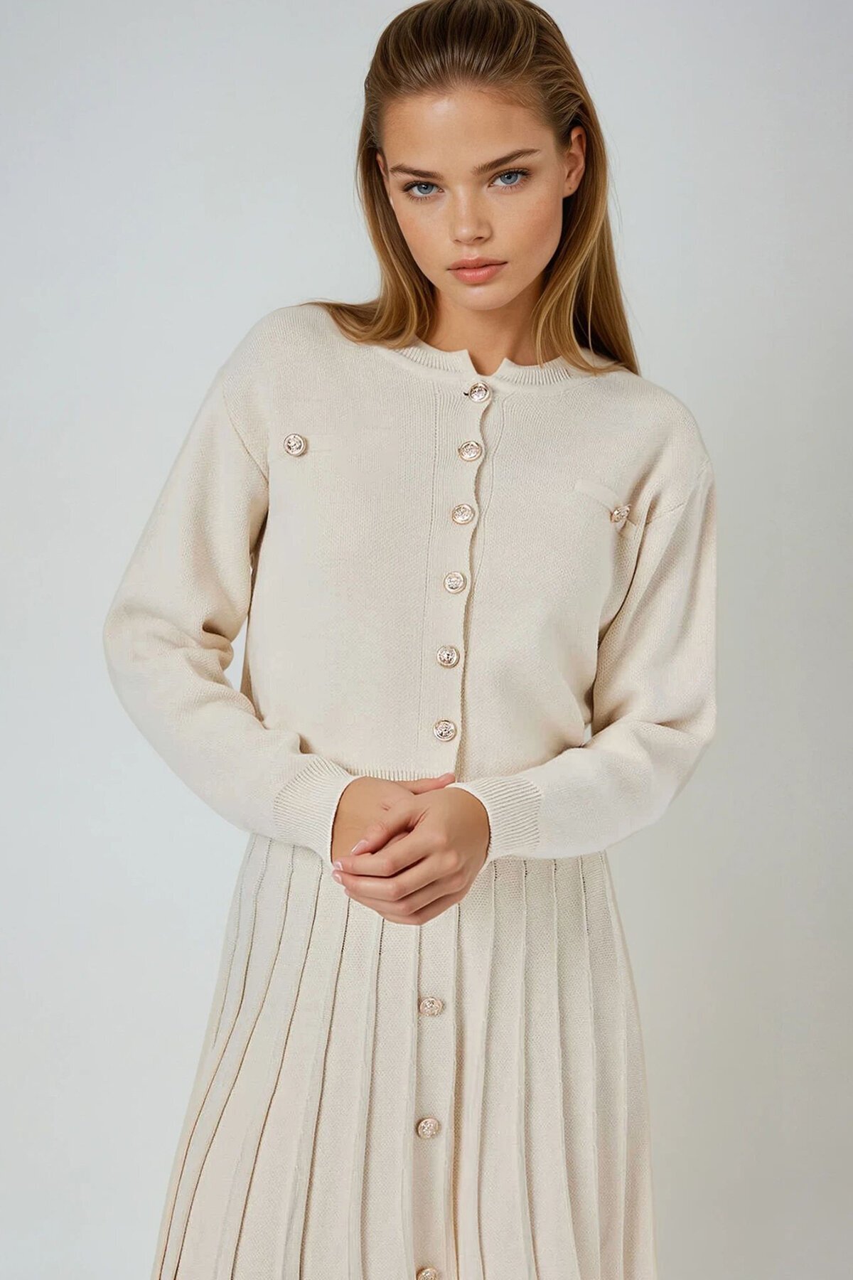 Gold Düğme Detaylı Yuvarlak Yaka Triko Bluz Ve Pileli Mini Etek Takım