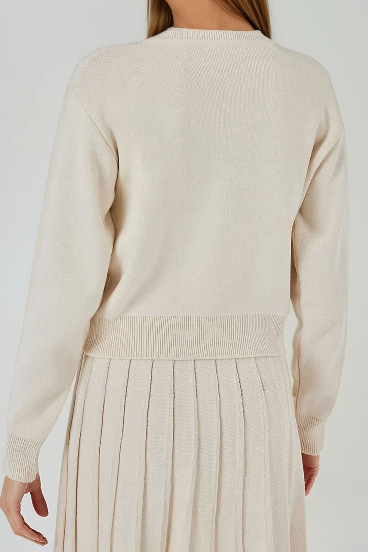 Gold Düğme Detaylı Yuvarlak Yaka Triko Bluz Ve Pileli Mini Etek Takım