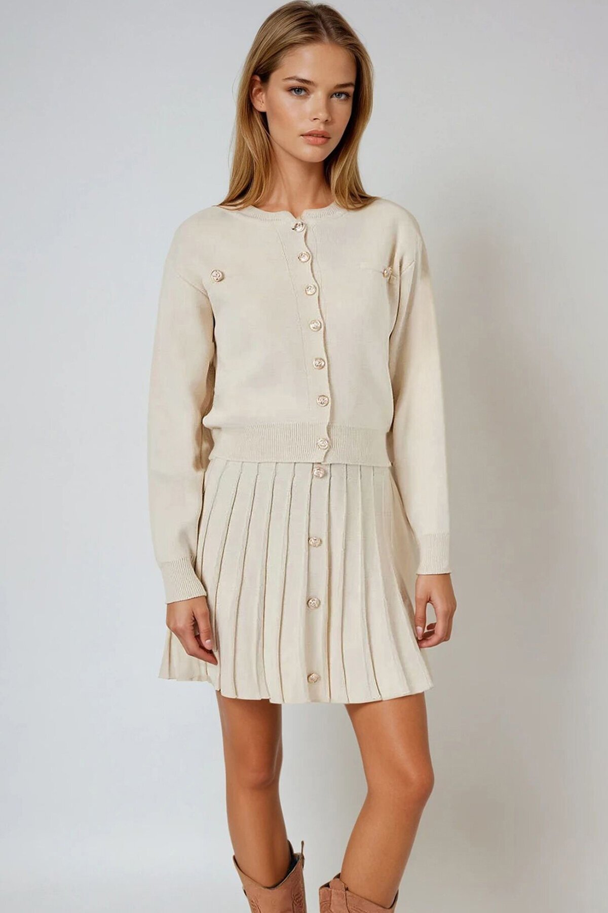 Gold Düğme Detaylı Yuvarlak Yaka Triko Bluz Ve Pileli Mini Etek Takım