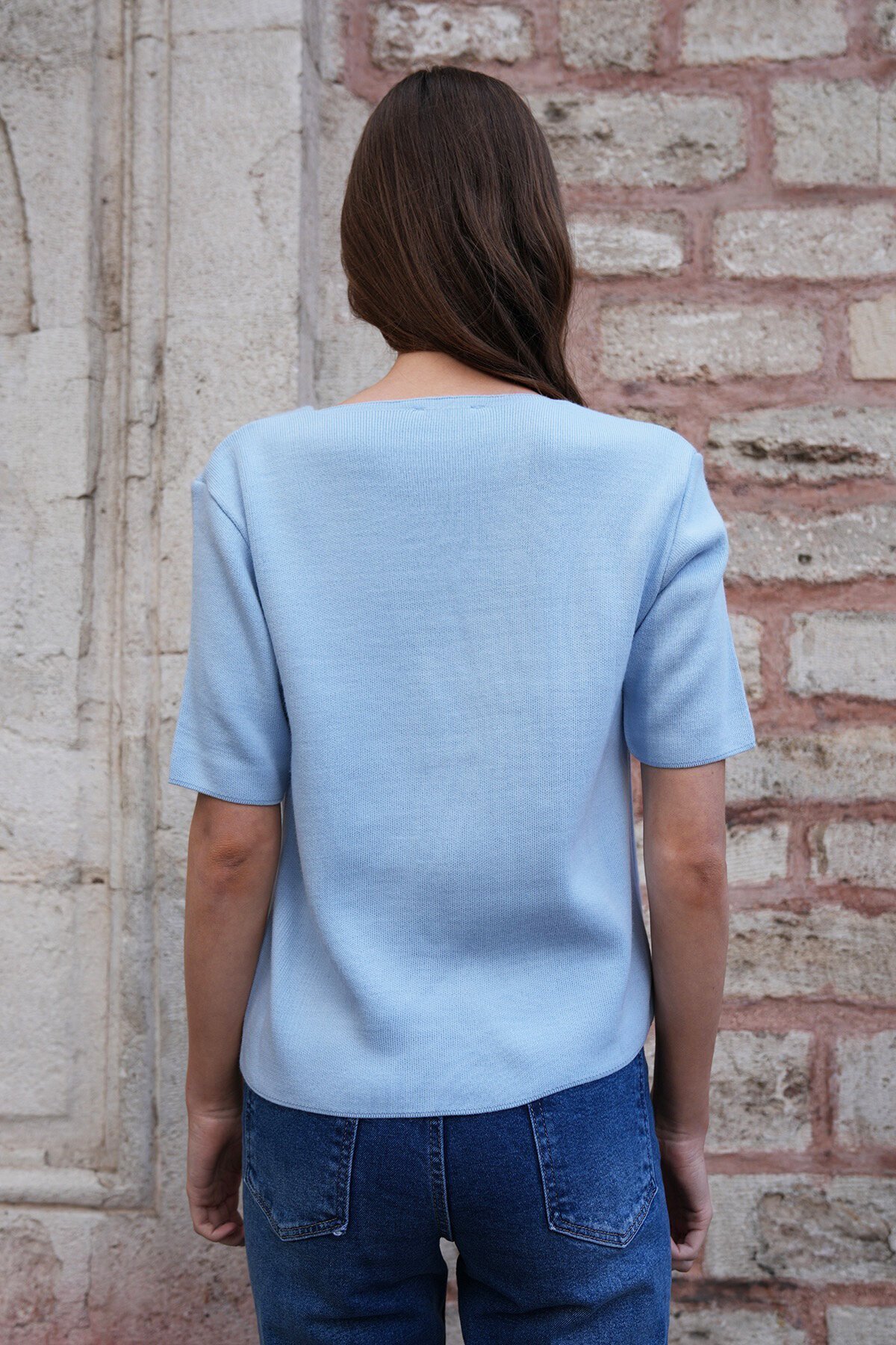 Gold Düğmeli Derin V Yaka Kısa Kol Triko Bluz