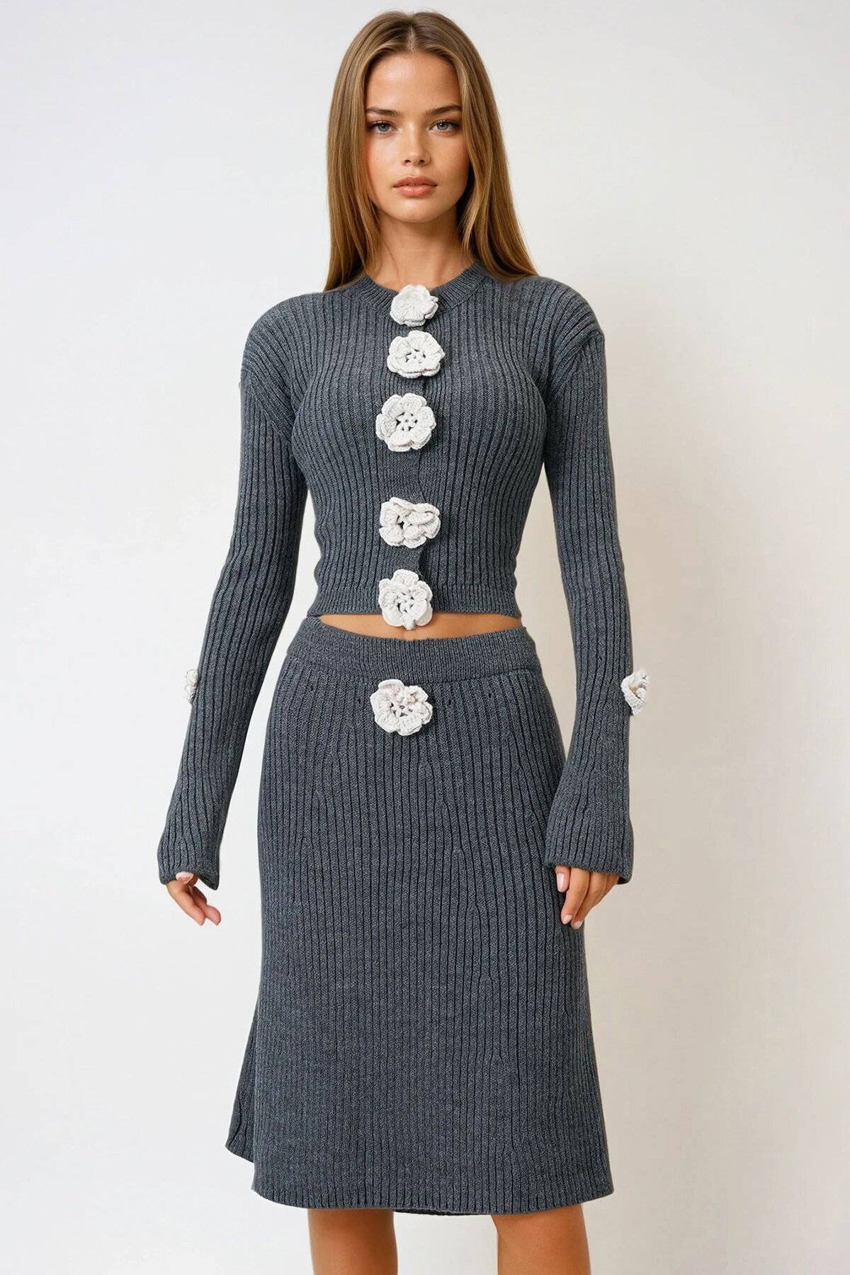 Gri Fitilli Çiçek Düğme Detaylı Triko Hırka Ve Etek Takım