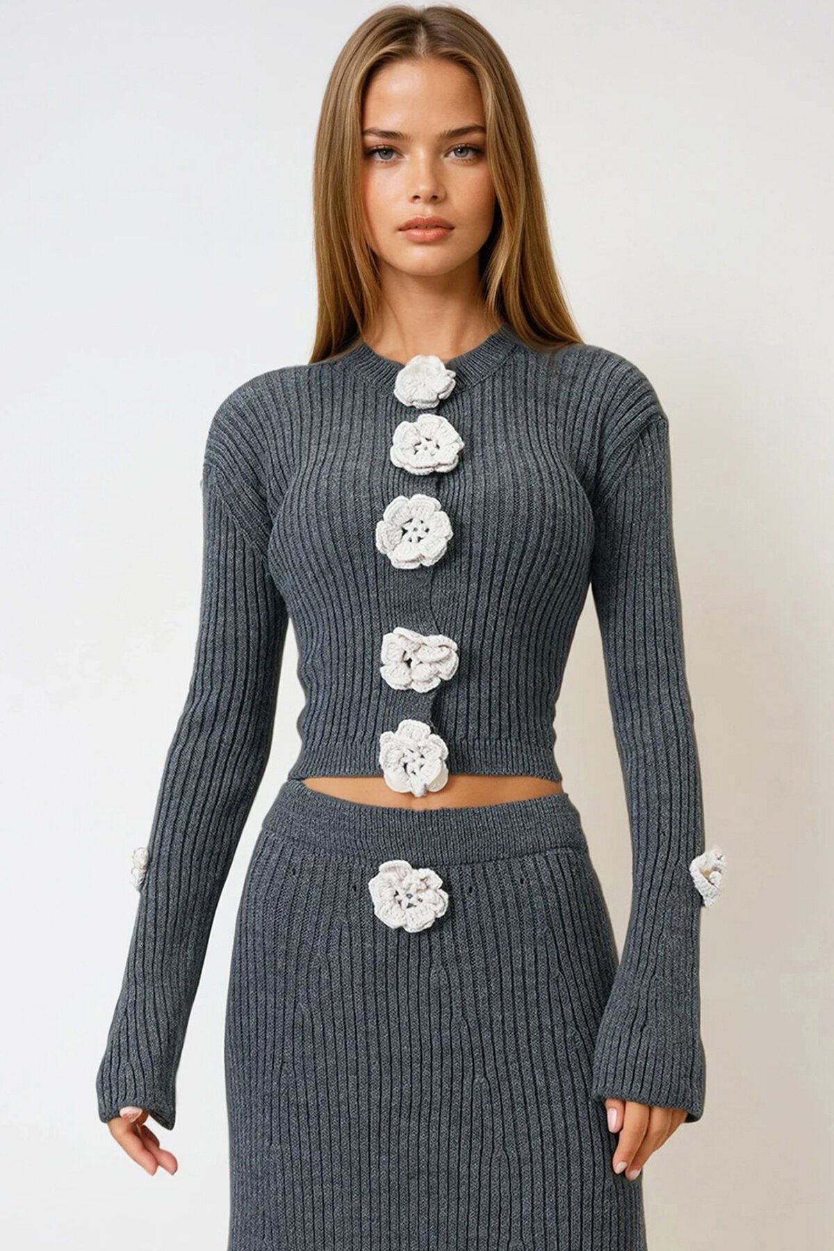Gri Fitilli Çiçek Düğme Detaylı Triko Hırka Ve Etek Takım