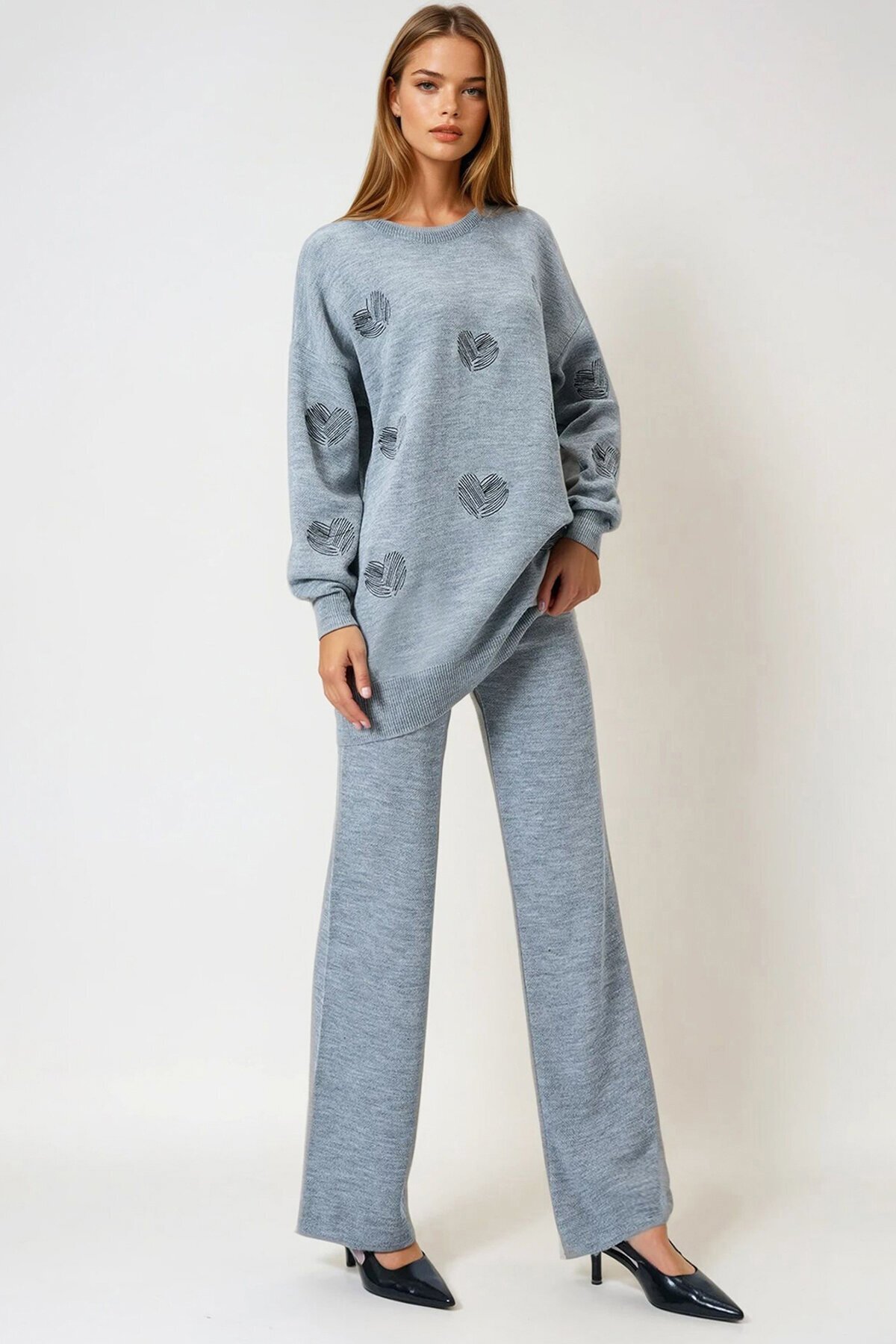 Gri Kalp Desenli Triko Kazak Ve Düz Paça Pantolon Takım