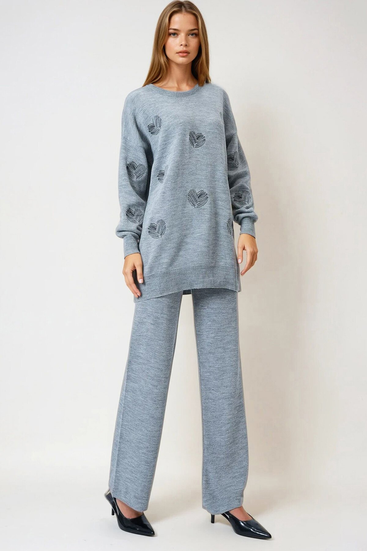 Gri Kalp Desenli Triko Kazak Ve Düz Paça Pantolon Takım