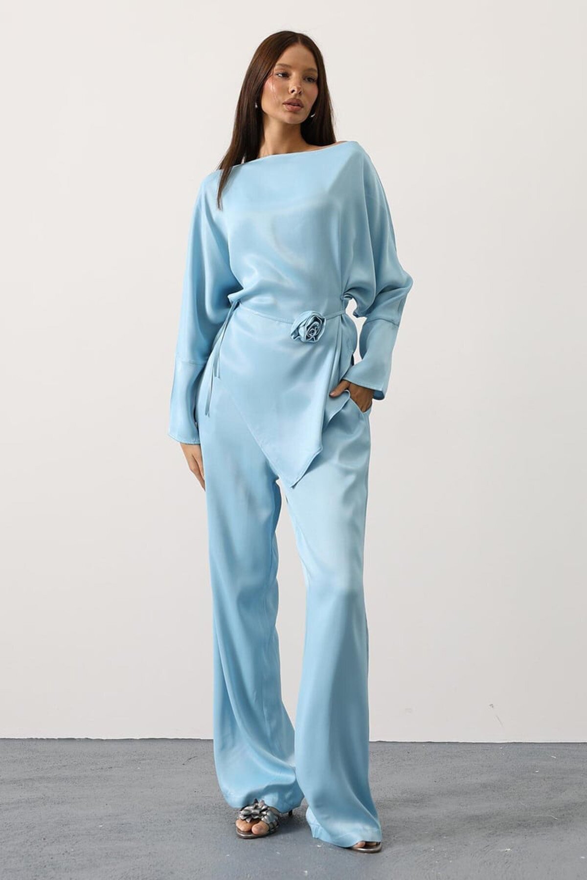 Gül Broşlu Beli Bağlamalı Asimetrik Kesim Bluz Ve Beli Lastikli Pantolon Saten Takım
