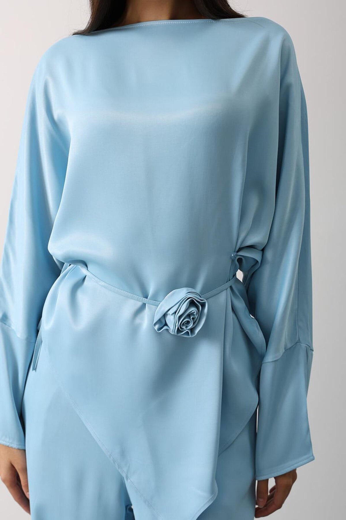 Gül Broşlu Beli Bağlamalı Asimetrik Kesim Bluz Ve Beli Lastikli Pantolon Saten Takım