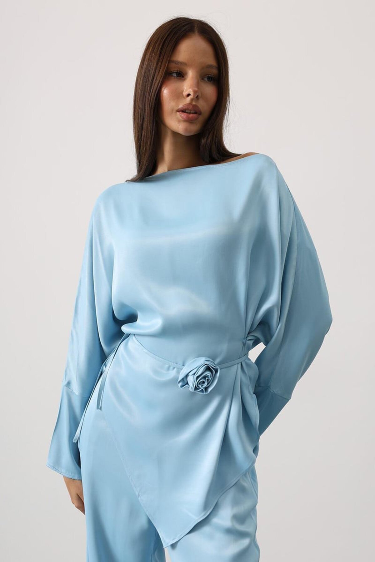 Gül Broşlu Beli Bağlamalı Asimetrik Kesim Bluz Ve Beli Lastikli Pantolon Saten Takım