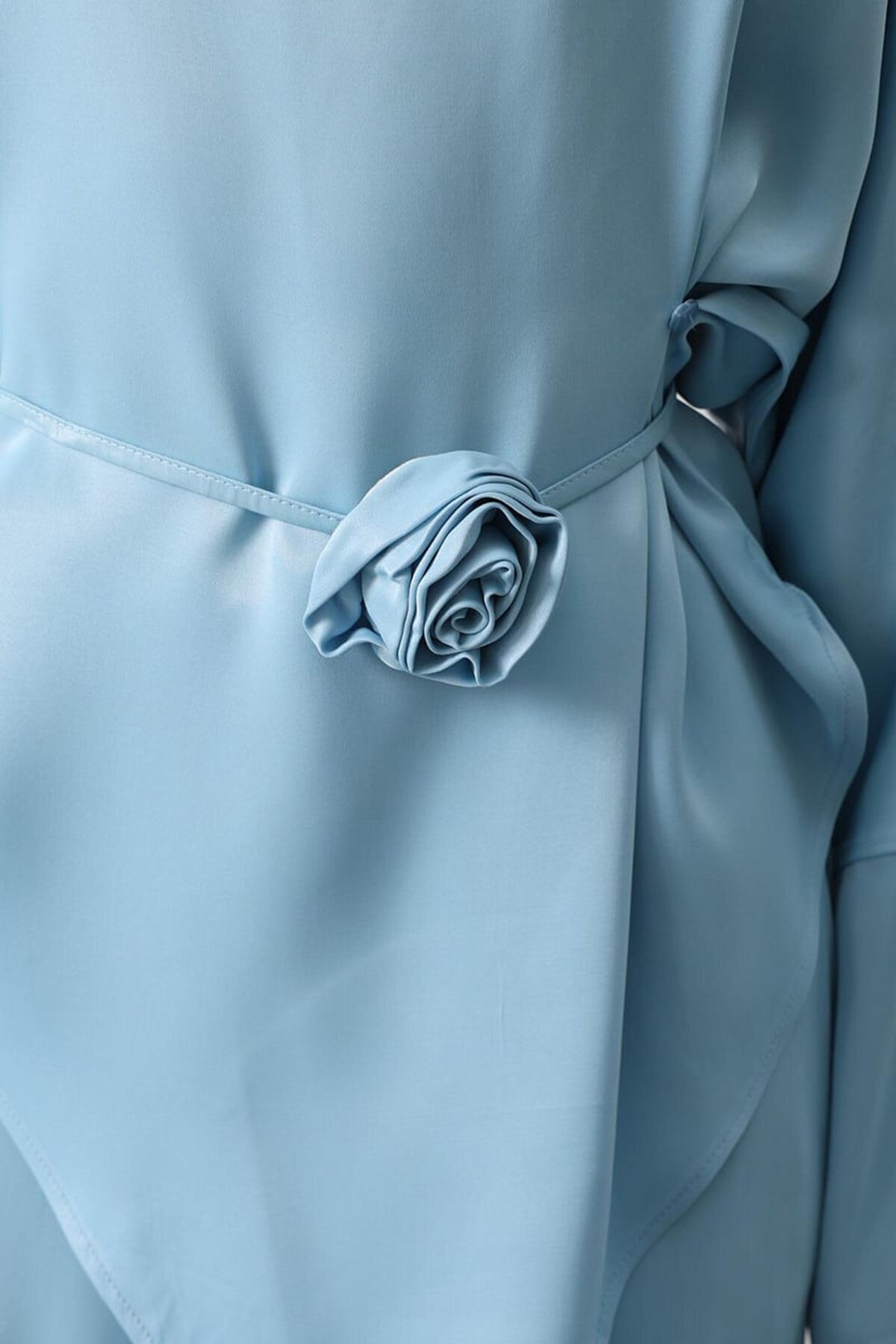 Gül Broşlu Beli Bağlamalı Asimetrik Kesim Bluz Ve Beli Lastikli Pantolon Saten Takım