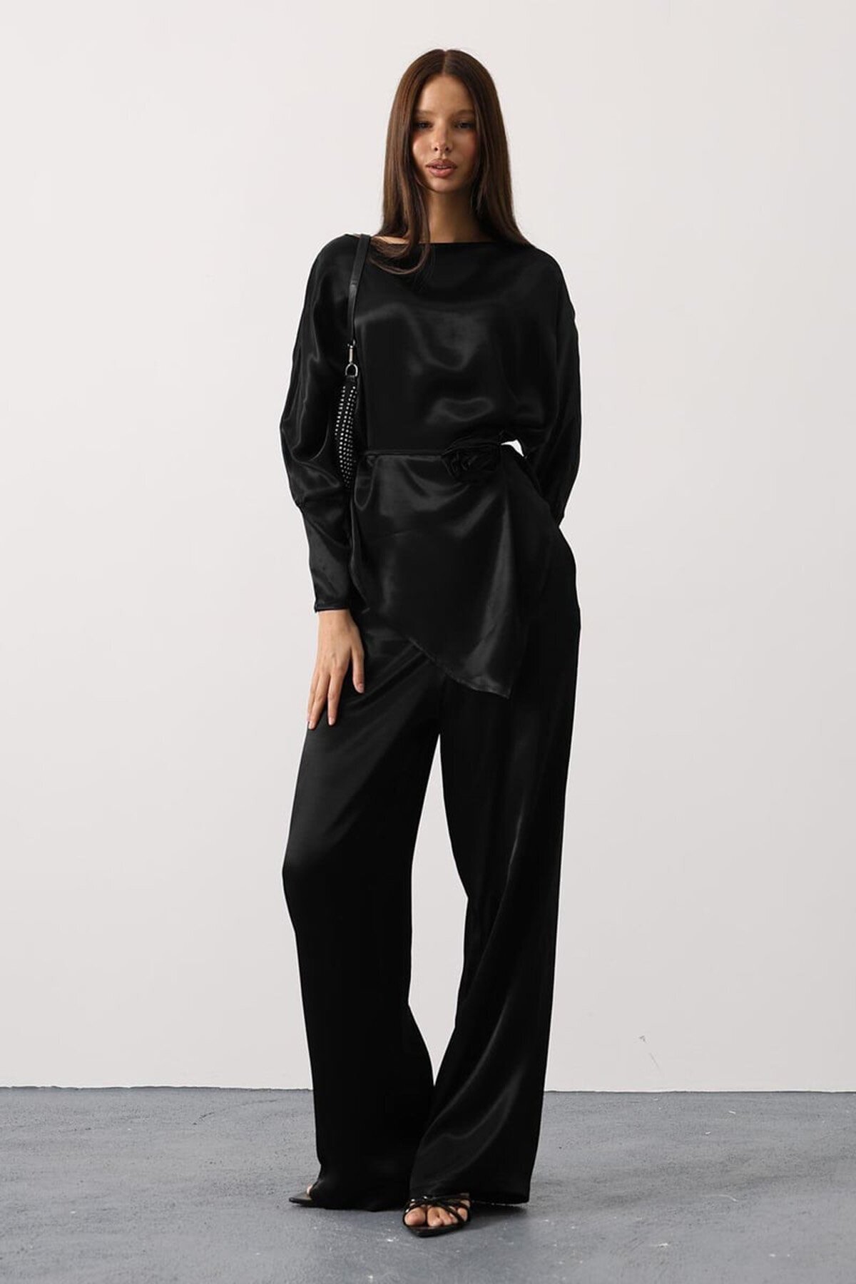 Gül Broşlu Beli Bağlamalı Asimetrik Kesim Bluz Ve Beli Lastikli Pantolon Saten Takım