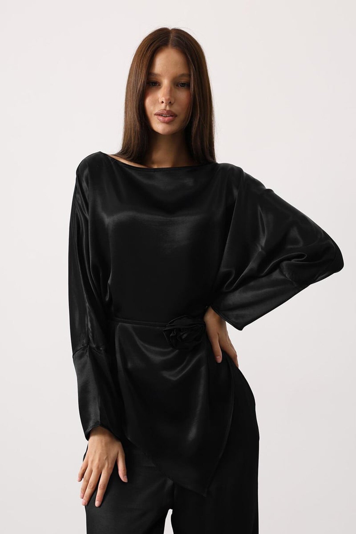 Gül Broşlu Beli Bağlamalı Asimetrik Kesim Bluz Ve Beli Lastikli Pantolon Saten Takım