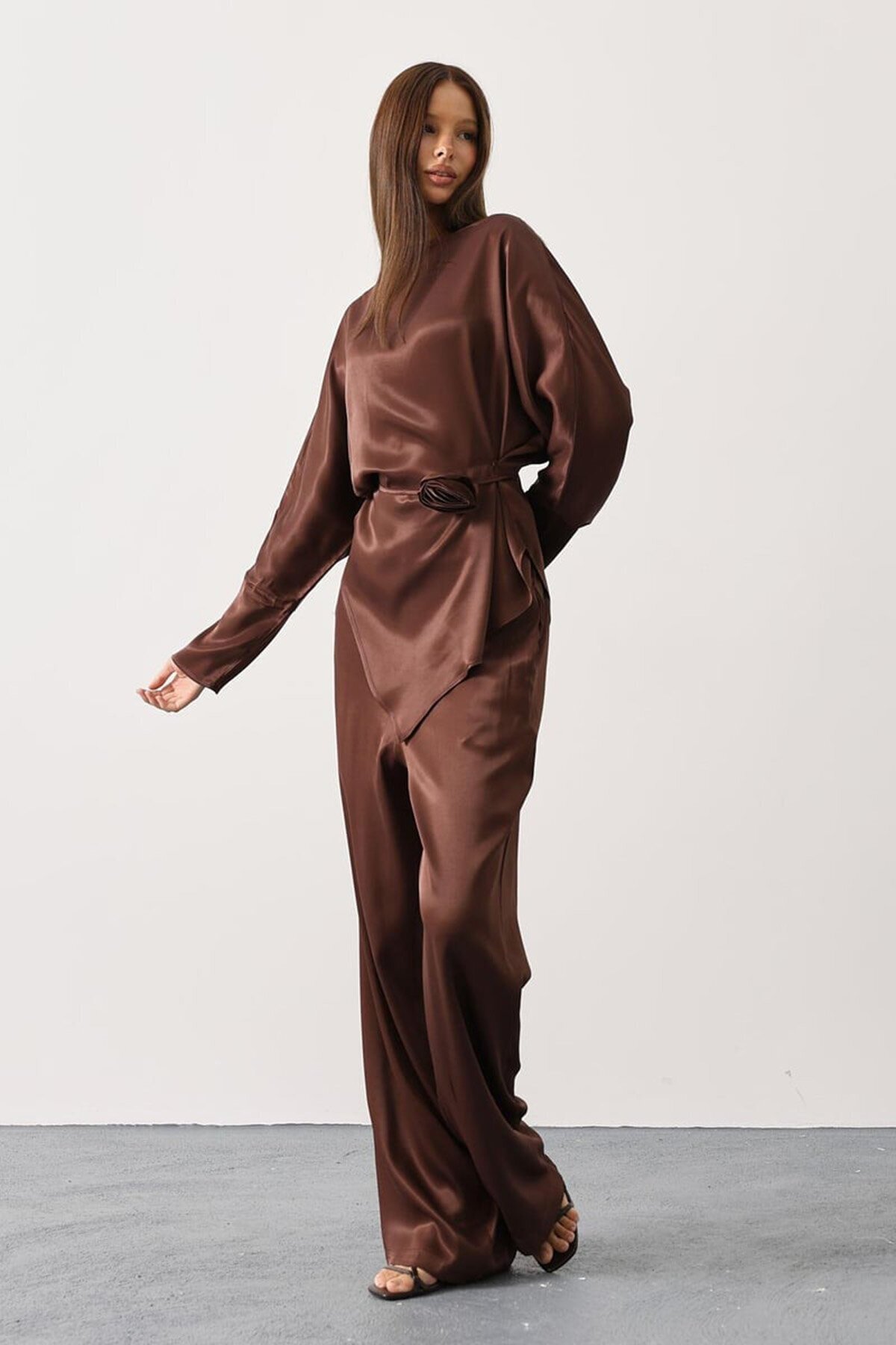 Gül Broşlu Beli Bağlamalı Asimetrik Kesim Bluz Ve Beli Lastikli Pantolon Saten Takım