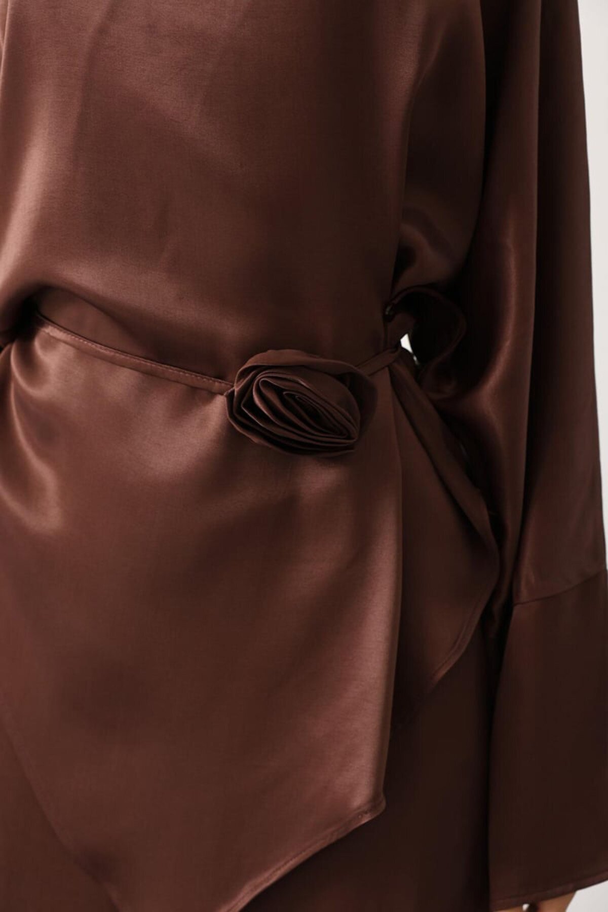 Gül Broşlu Beli Bağlamalı Asimetrik Kesim Bluz Ve Beli Lastikli Pantolon Saten Takım