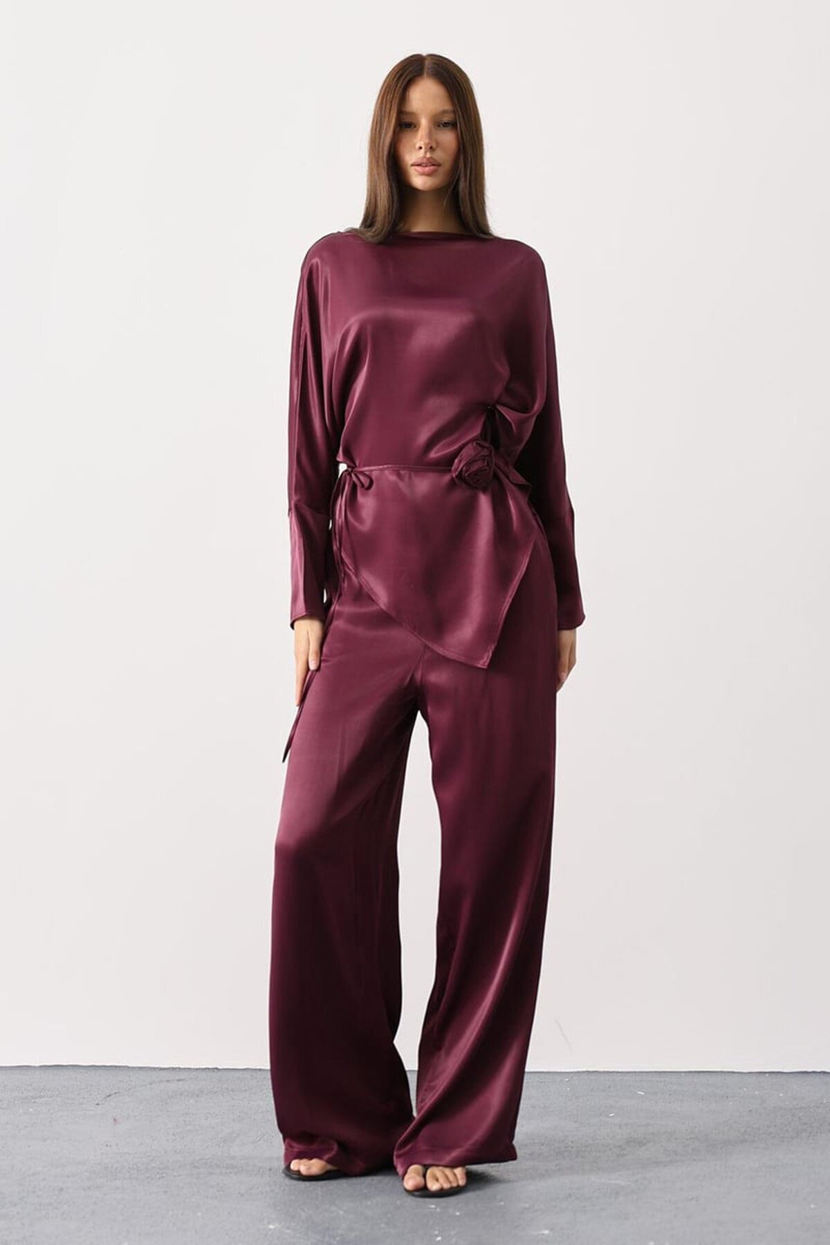 Gül Broşlu Beli Bağlamalı Asimetrik Kesim Bluz Ve Beli Lastikli Pantolon Saten Takım