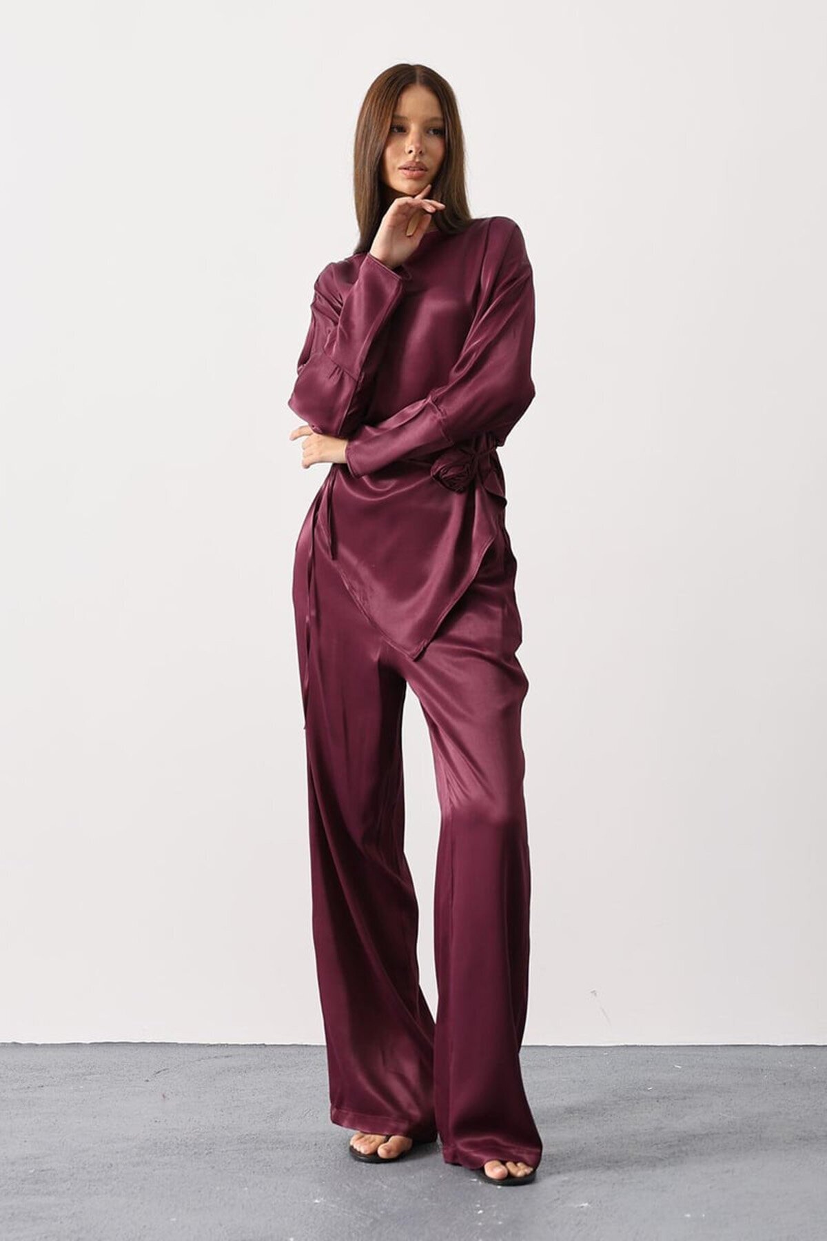 Gül Broşlu Beli Bağlamalı Asimetrik Kesim Bluz Ve Beli Lastikli Pantolon Saten Takım