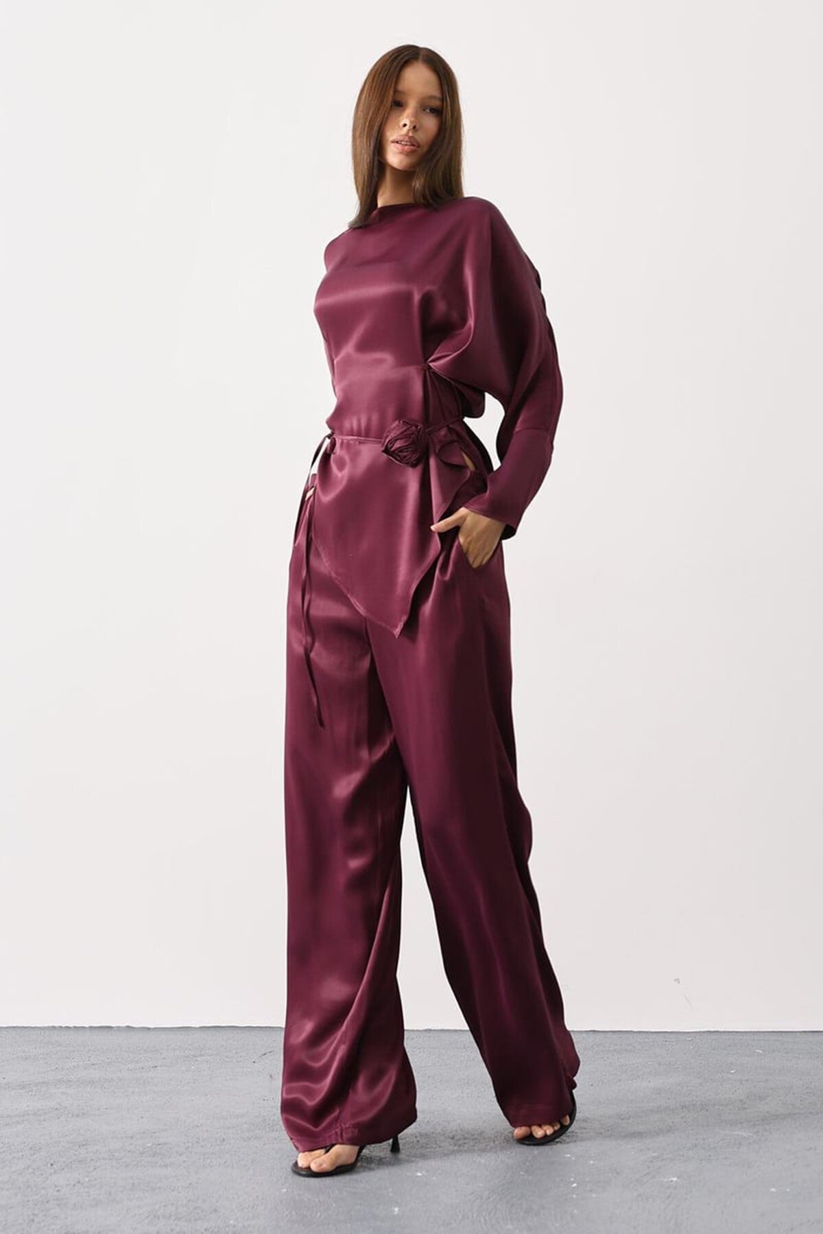 Gül Broşlu Beli Bağlamalı Asimetrik Kesim Bluz Ve Beli Lastikli Pantolon Saten Takım