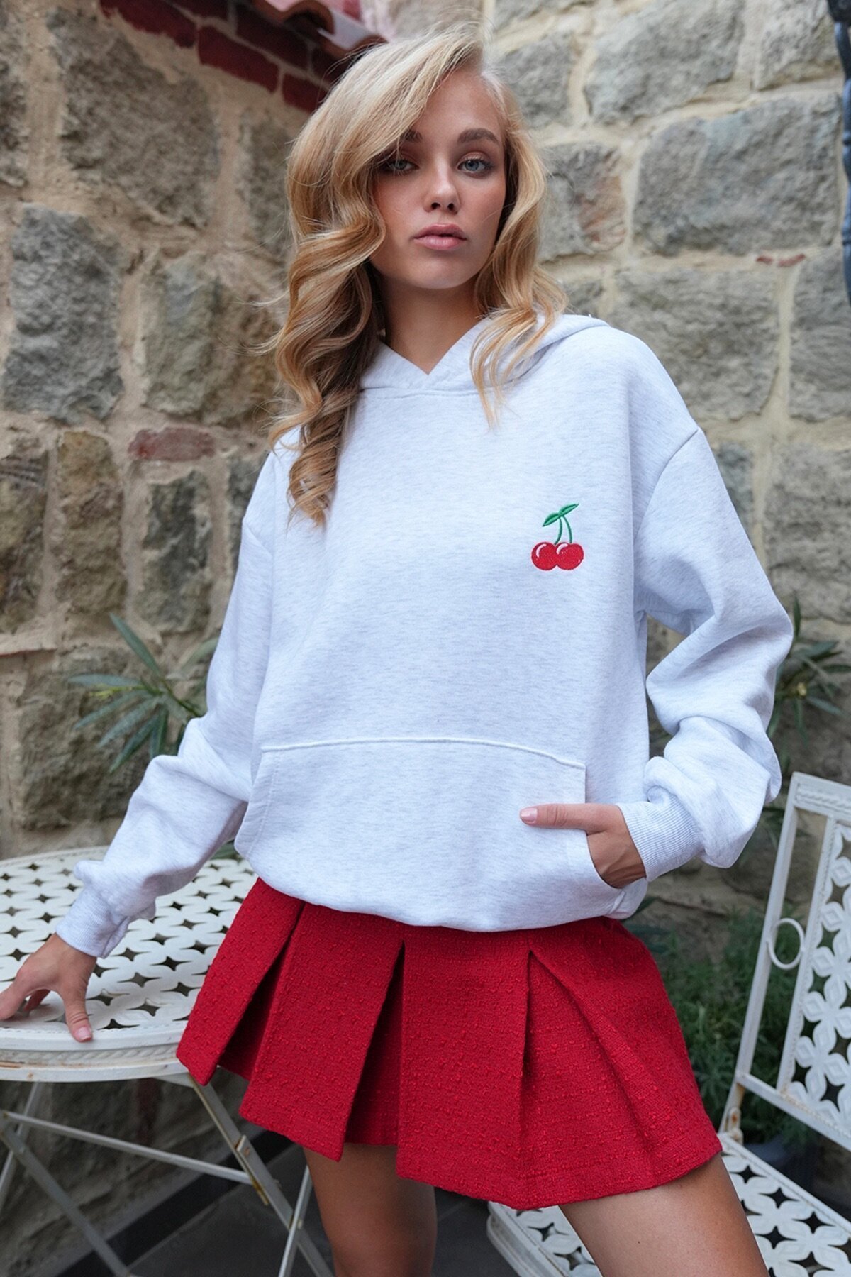 İçi Şardonlu Kanguru Cepli Kiraz Nakışlı Kapüşonlu 3 İplik Sweatshırt