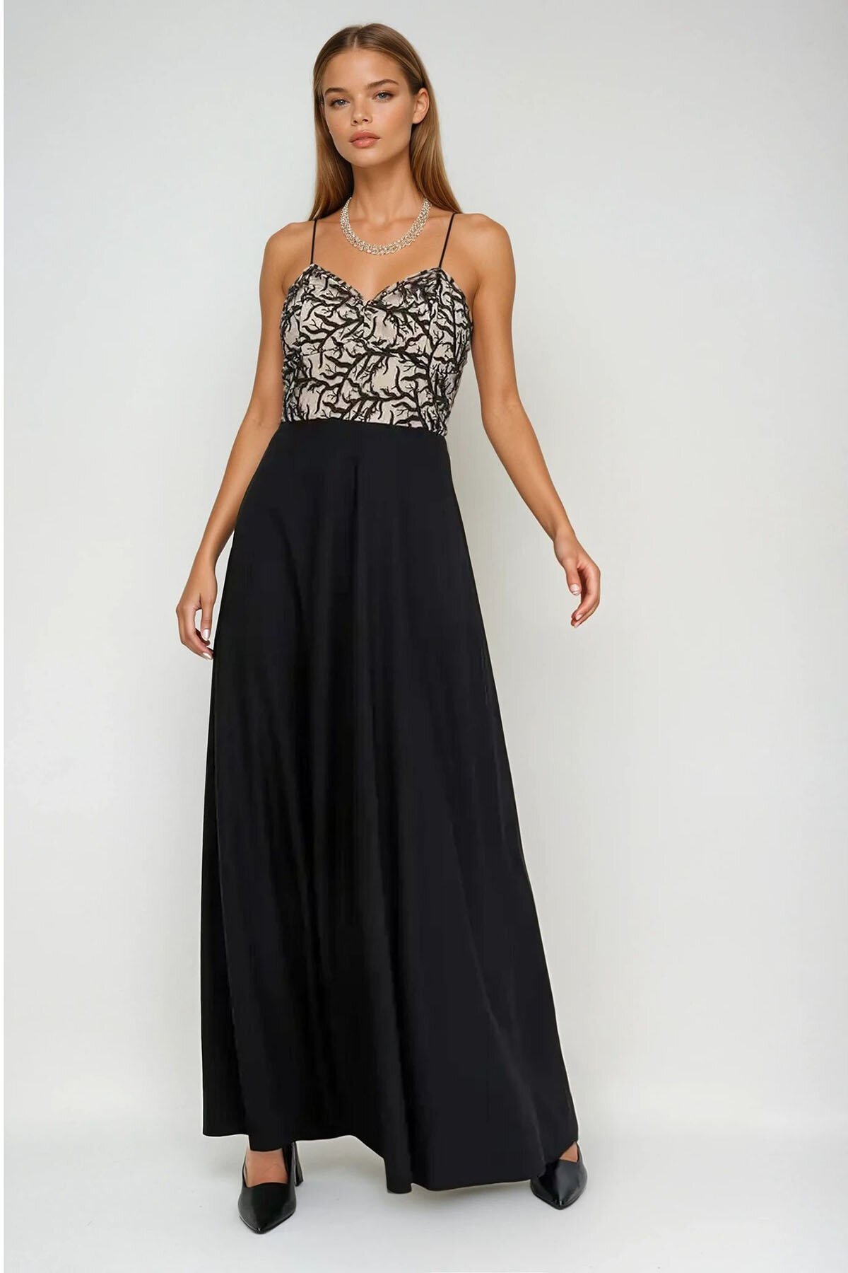 Siyah İnce Askılı Dantel Detaylı Kelebek Yaka Uzun Elbise