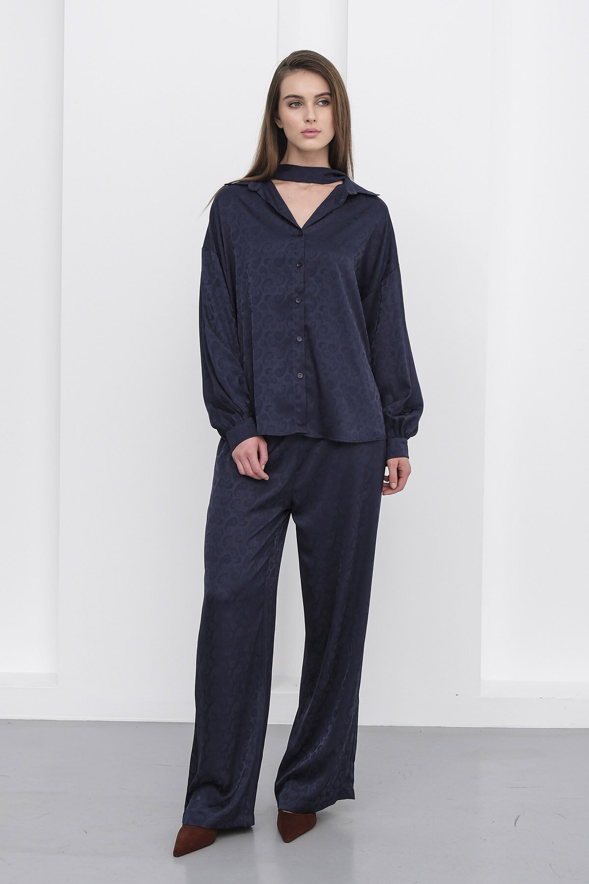 Jakar Desen Saten Gömlek Ve Pantolon Takım