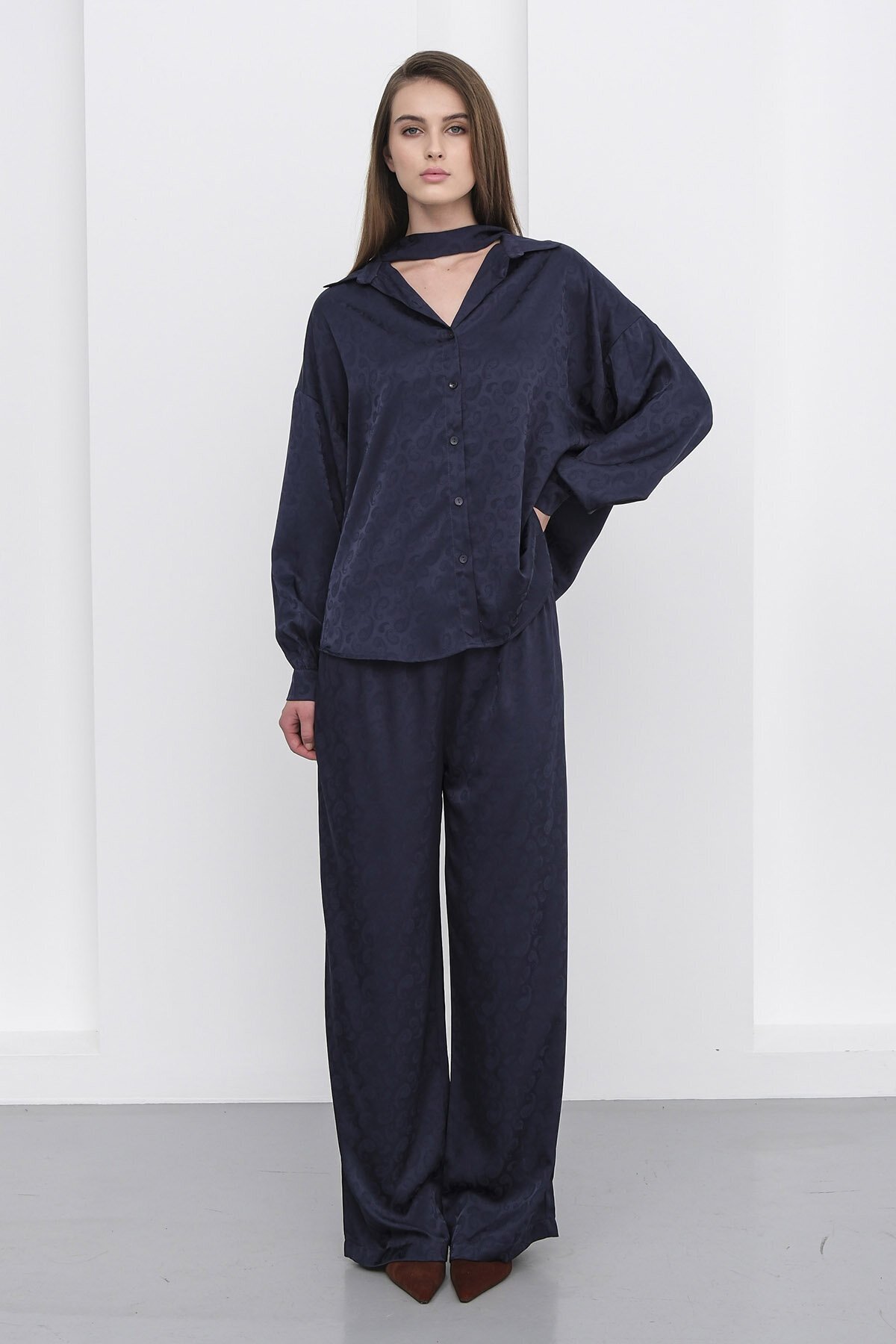 Jakar Desen Saten Gömlek Ve Pantolon Takım