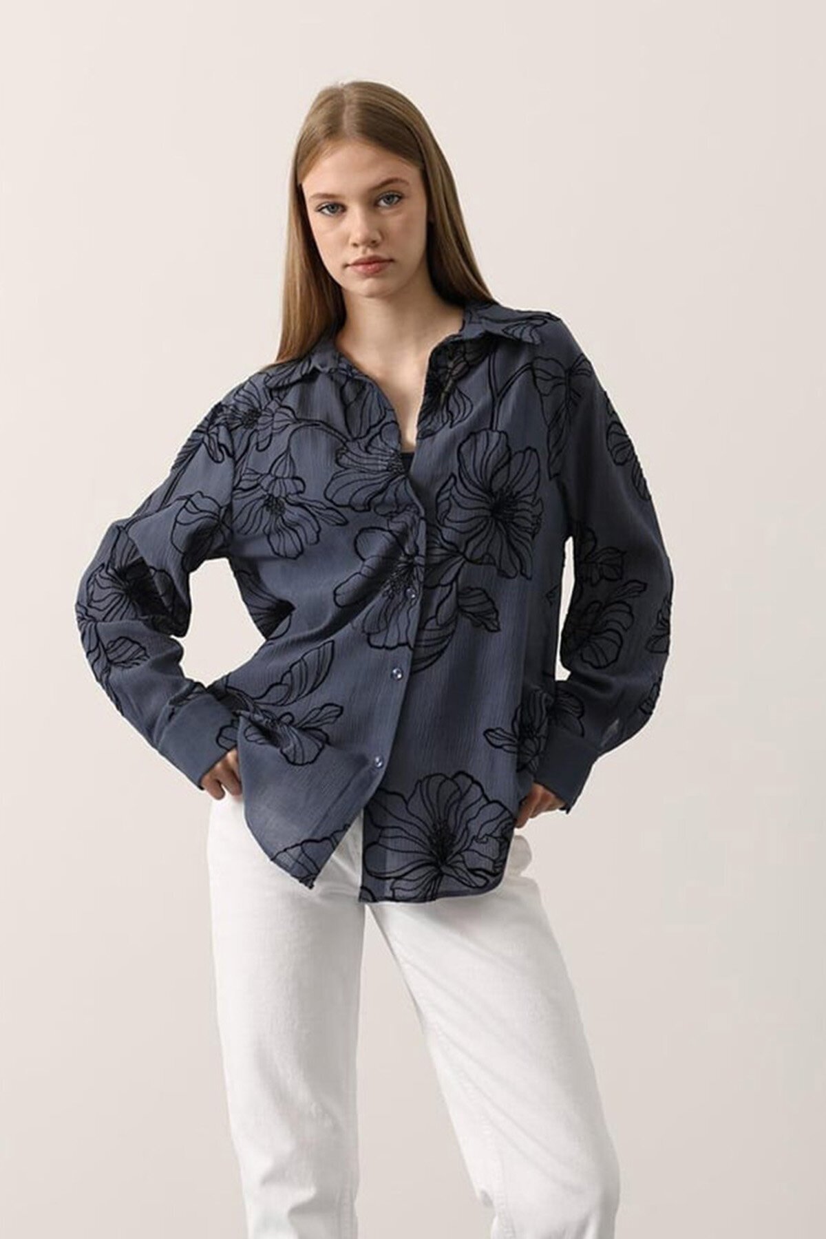 Kabartma Çiçek Desenli Dokulu Uzun Kollu Gömlek