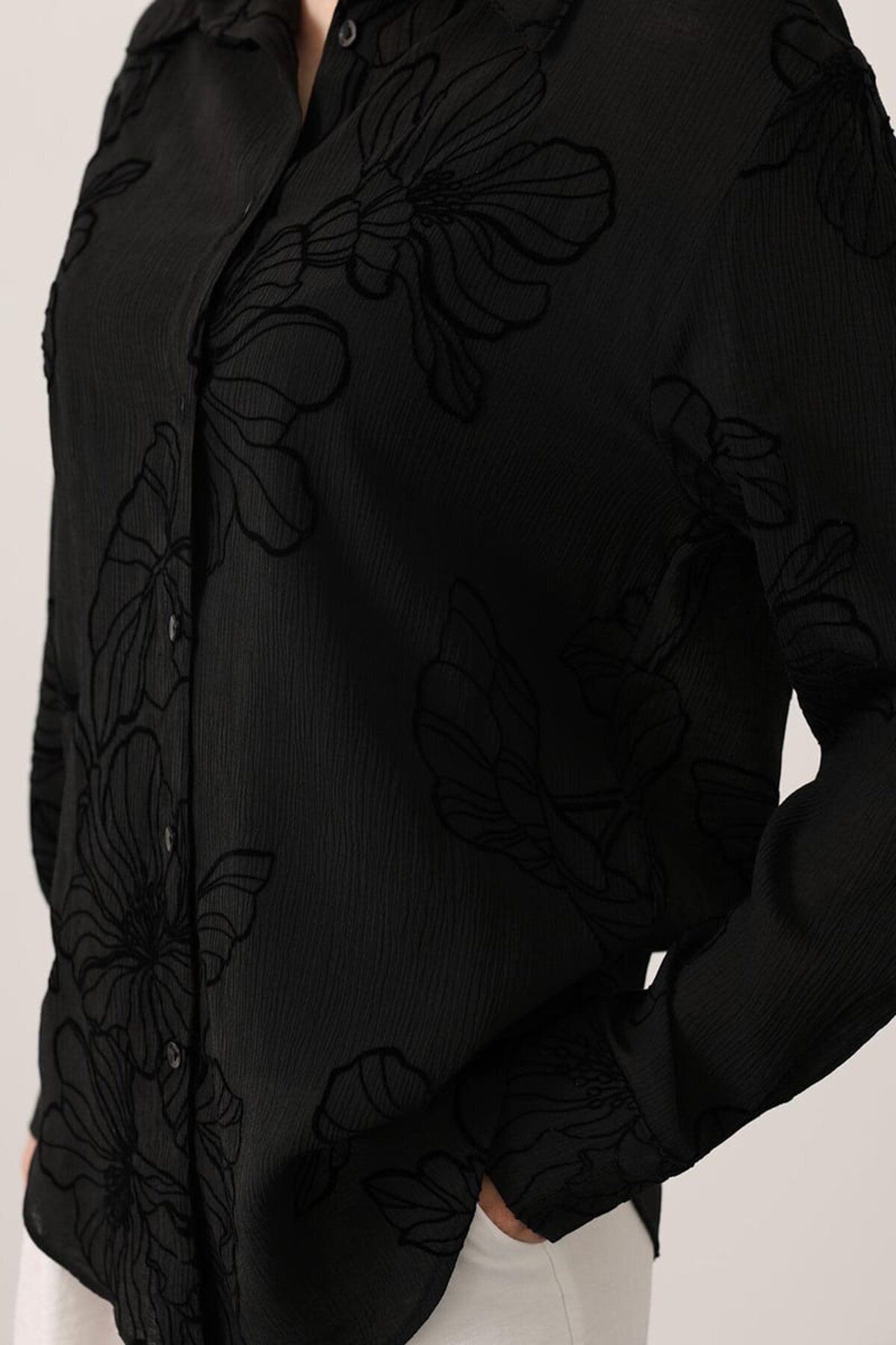 Kabartma Çiçek Desenli Dokulu Uzun Kollu Gömlek