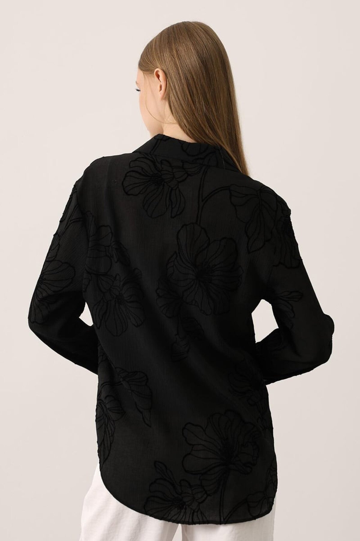 Kabartma Çiçek Desenli Dokulu Uzun Kollu Gömlek