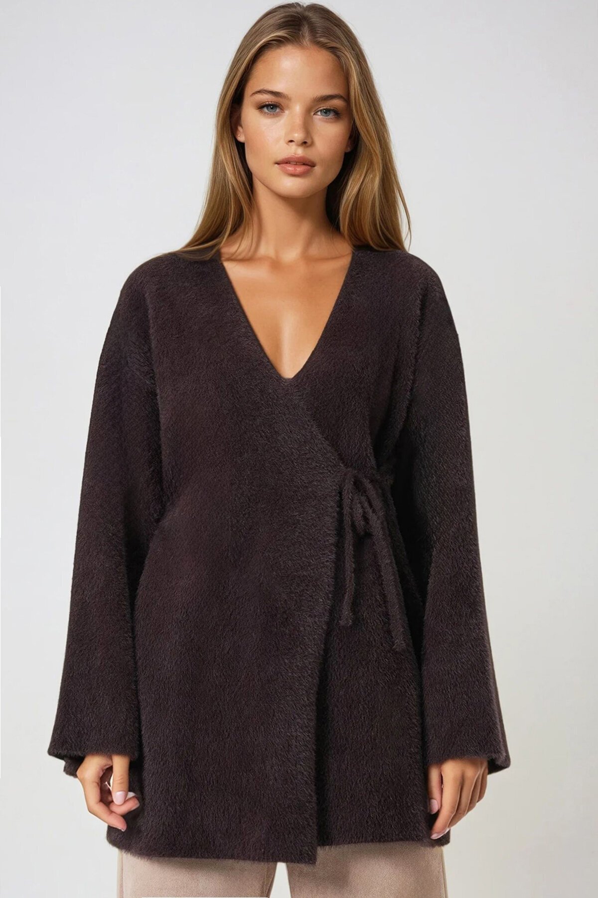 Kahverengi Kruvaze Yaka Püsküllü Hırka