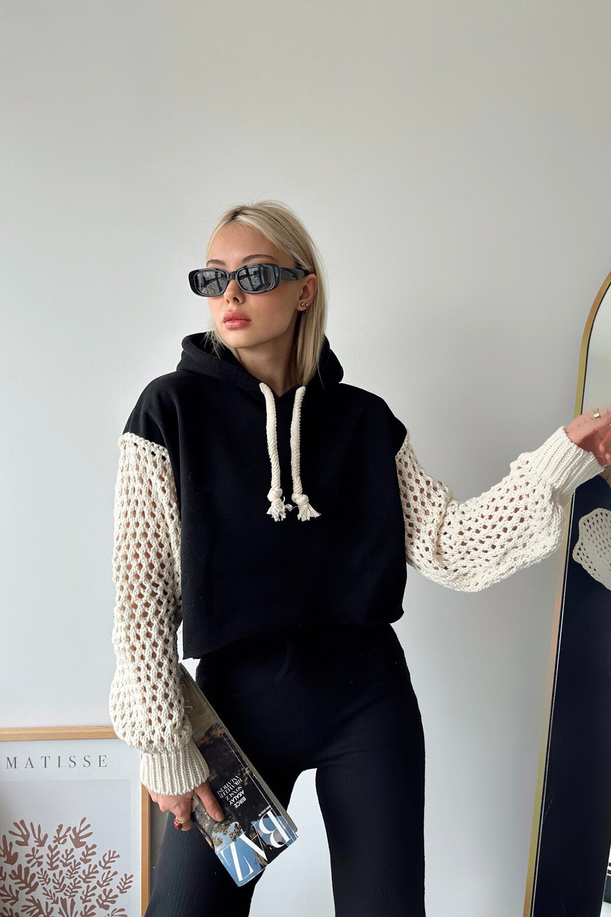 Siyah Kapüşonlu File Örgü Kol Bağcıklı Crop Sweatshirt