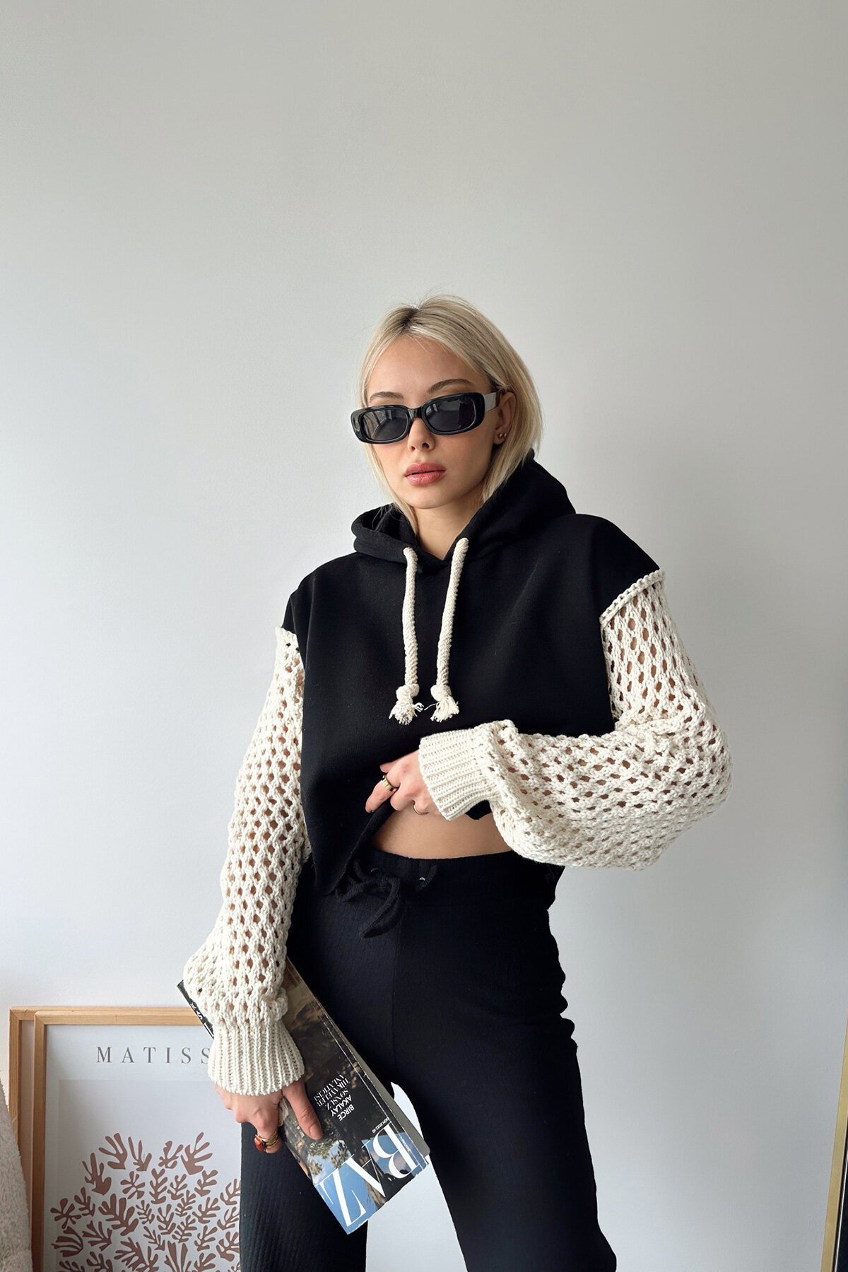 Siyah Kapüşonlu File Örgü Kol Bağcıklı Crop Sweatshirt