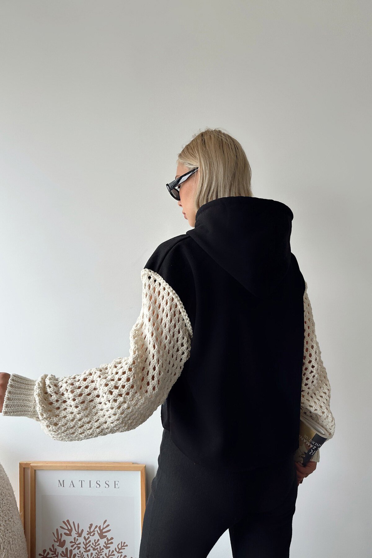 Siyah Kapüşonlu File Örgü Kol Bağcıklı Crop Sweatshirt