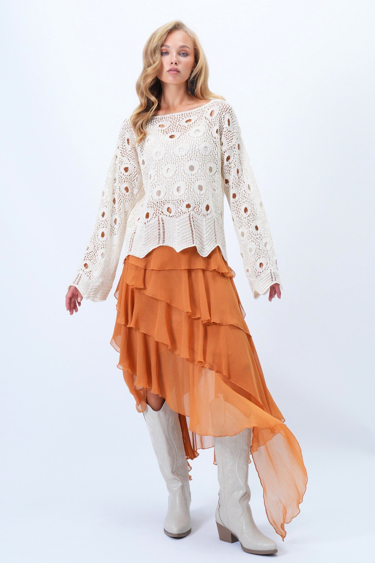 Kayık Yaka Eteği Zikzak Detaylı Delik Ajurlu Mevsimlik Triko Bluz