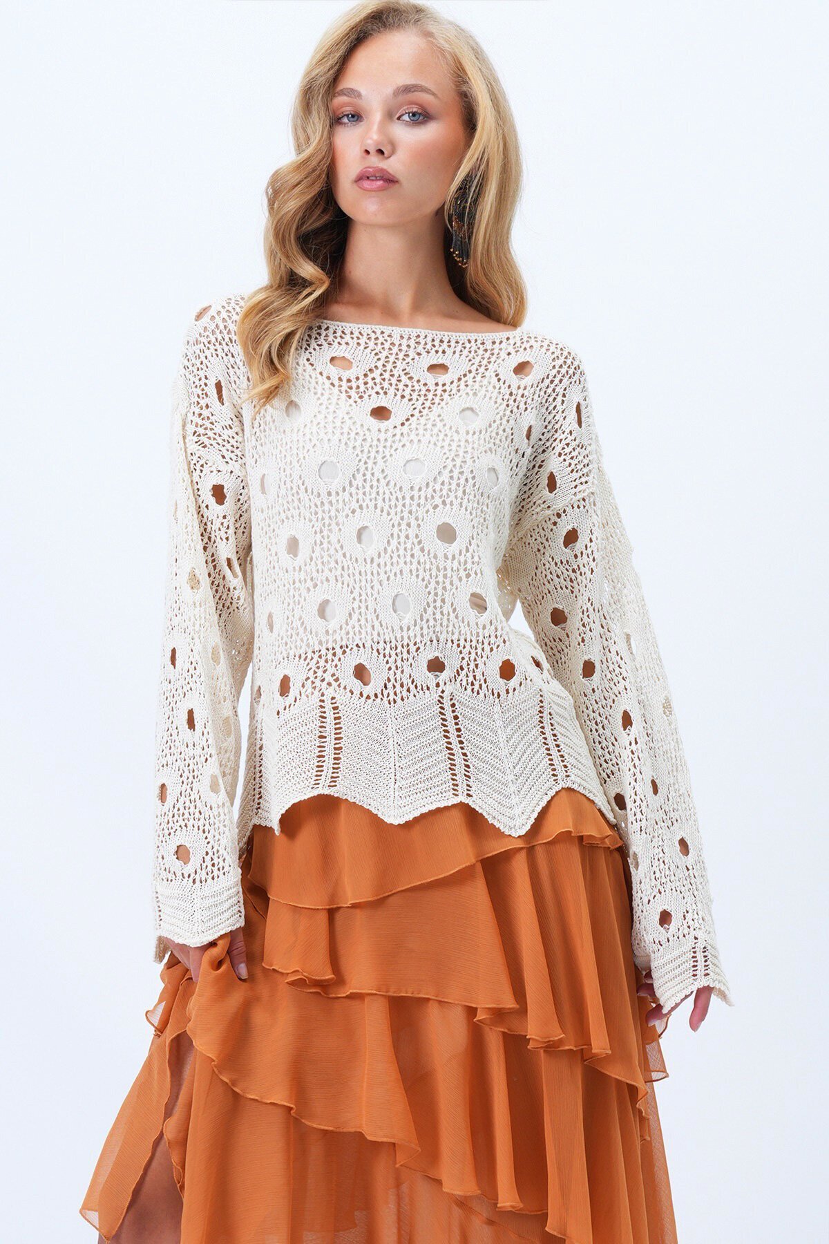 Kayık Yaka Eteği Zikzak Detaylı Delik Ajurlu Mevsimlik Triko Bluz