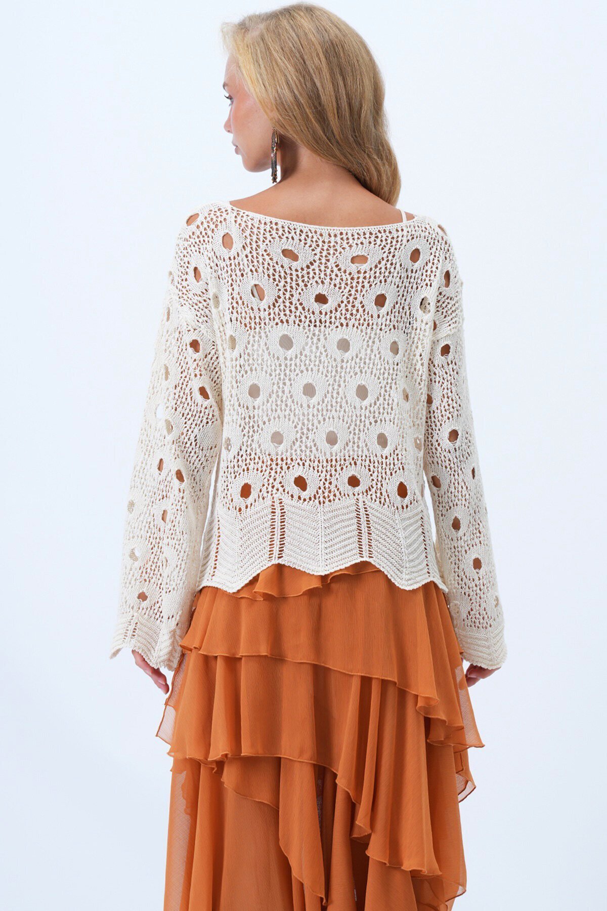 Kayık Yaka Eteği Zikzak Detaylı Delik Ajurlu Mevsimlik Triko Bluz