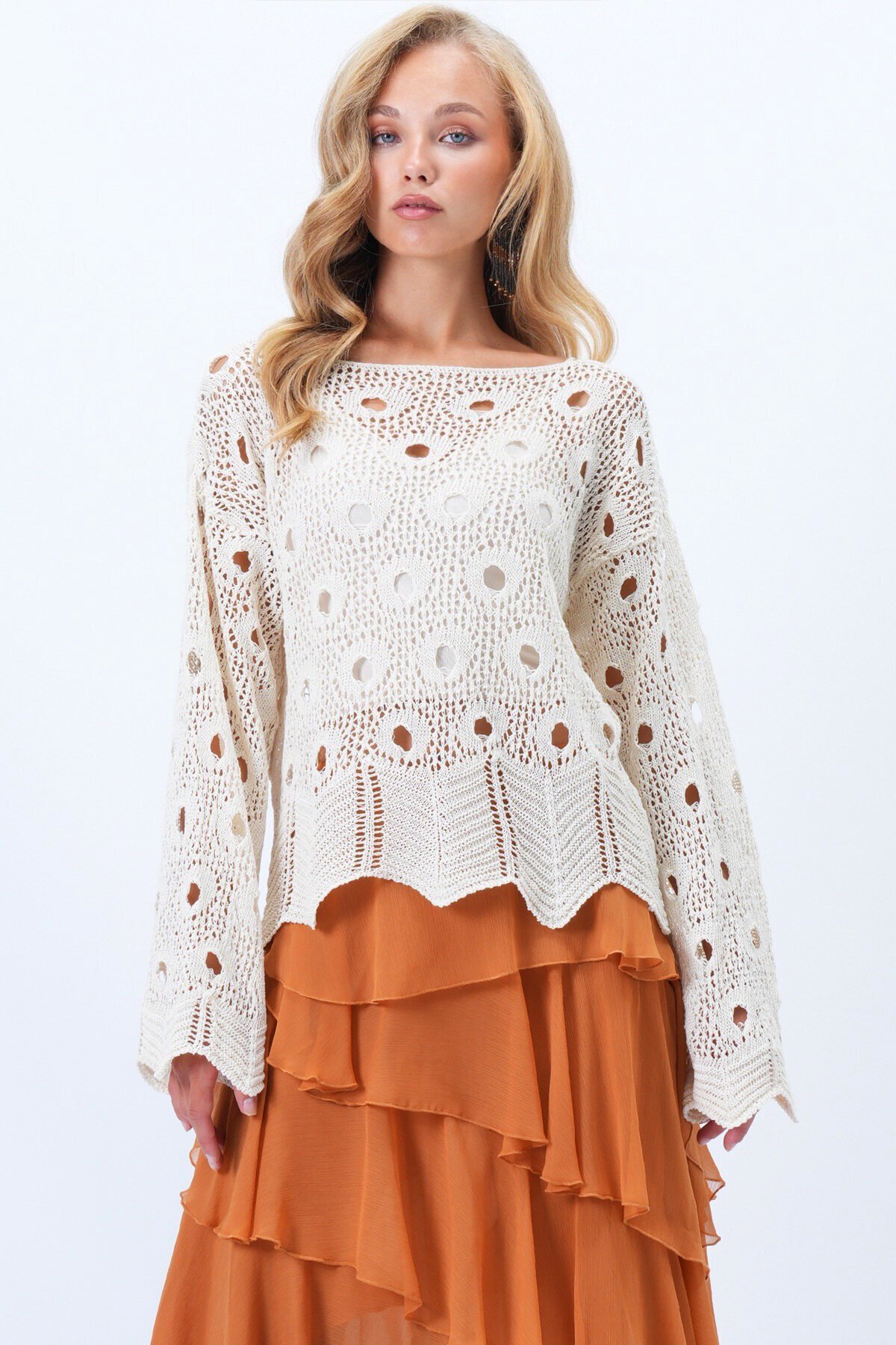 Kayık Yaka Eteği Zikzak Detaylı Delik Ajurlu Mevsimlik Triko Bluz