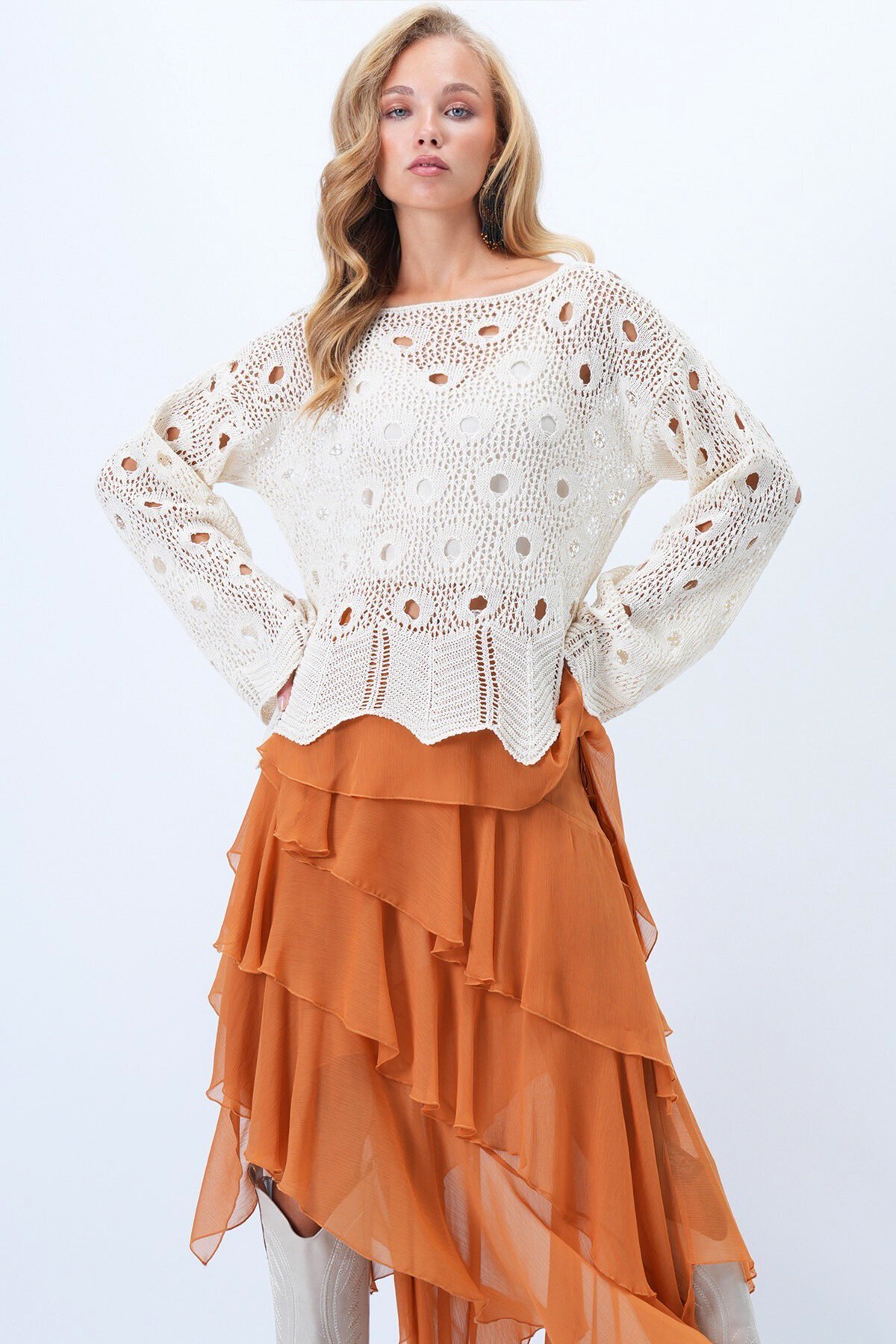 Kayık Yaka Eteği Zikzak Detaylı Delik Ajurlu Mevsimlik Triko Bluz