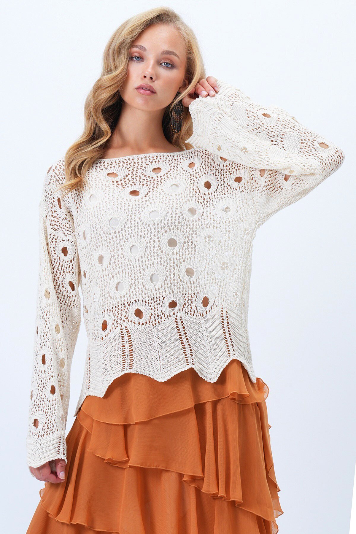 Kayık Yaka Eteği Zikzak Detaylı Delik Ajurlu Mevsimlik Triko Bluz