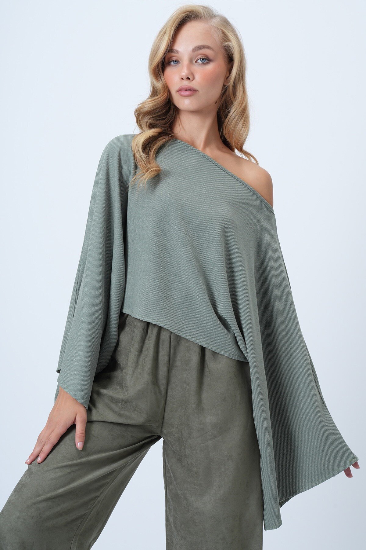 Kayık Yaka Kendinden Dokulu Yarasa Kol Bluz