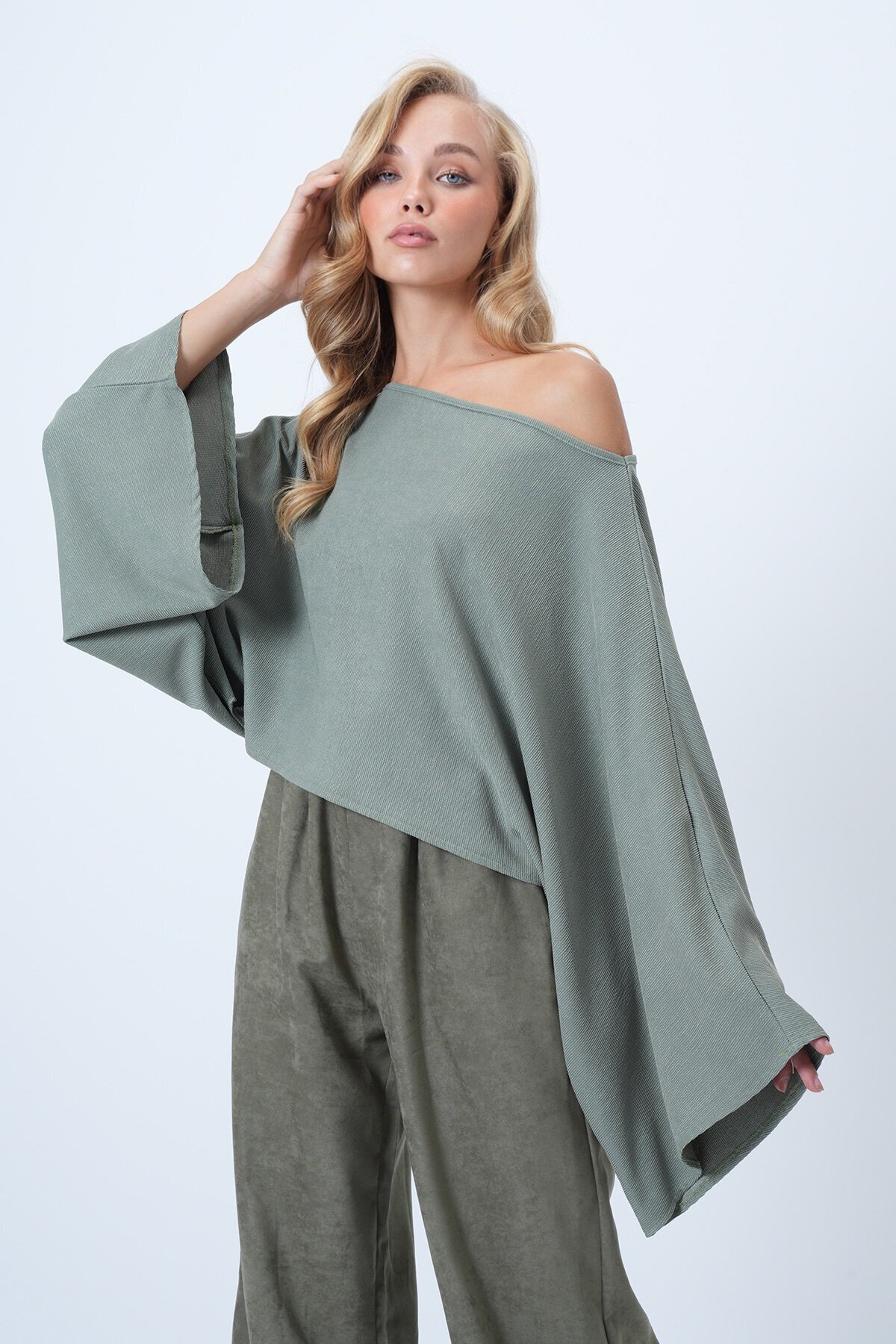 Kayık Yaka Kendinden Dokulu Yarasa Kol Bluz